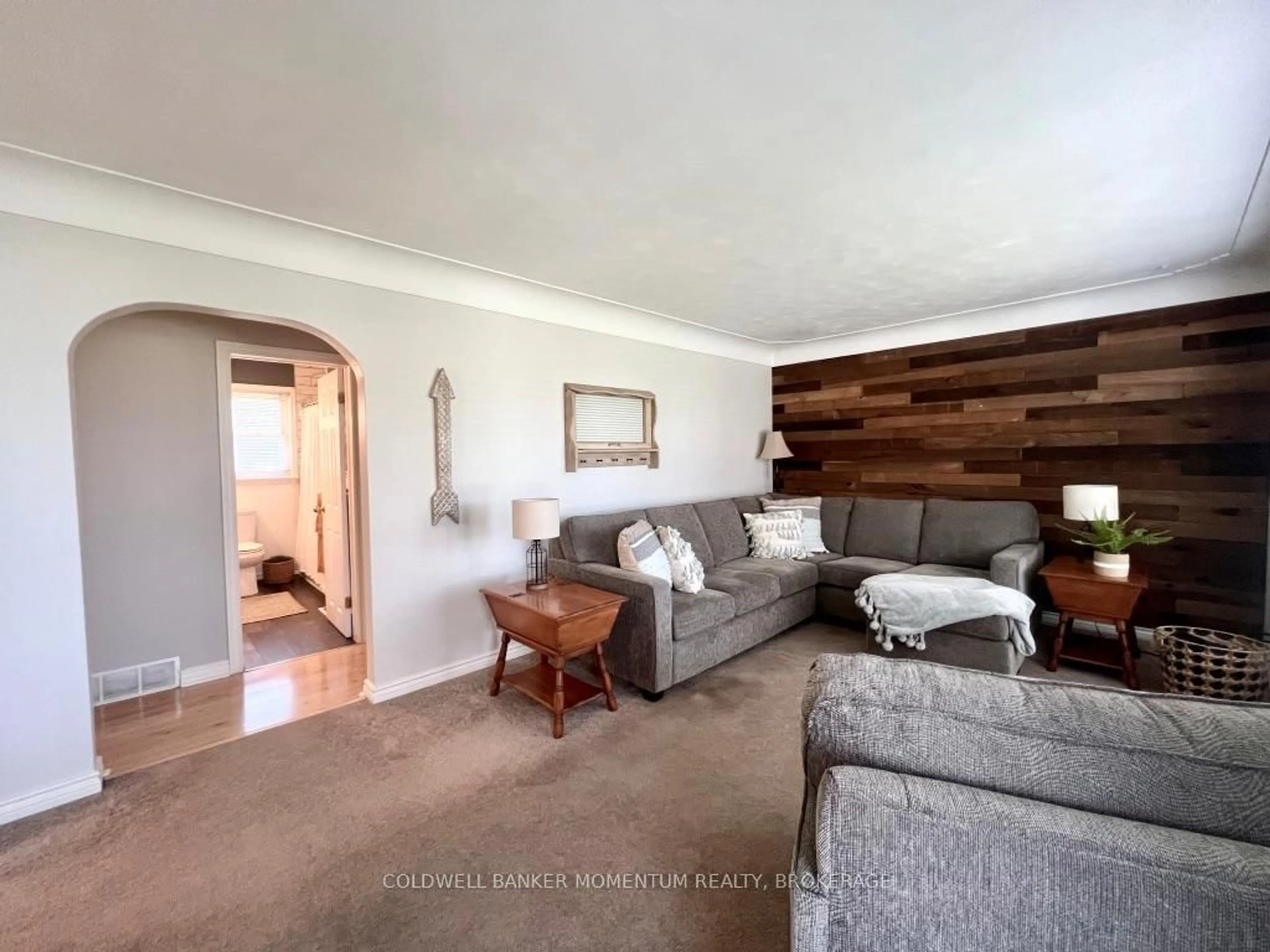 Living room with furniture, wood/laminate floor for 4005 Miller Ave, Lincoln Ontario L0R 2C0