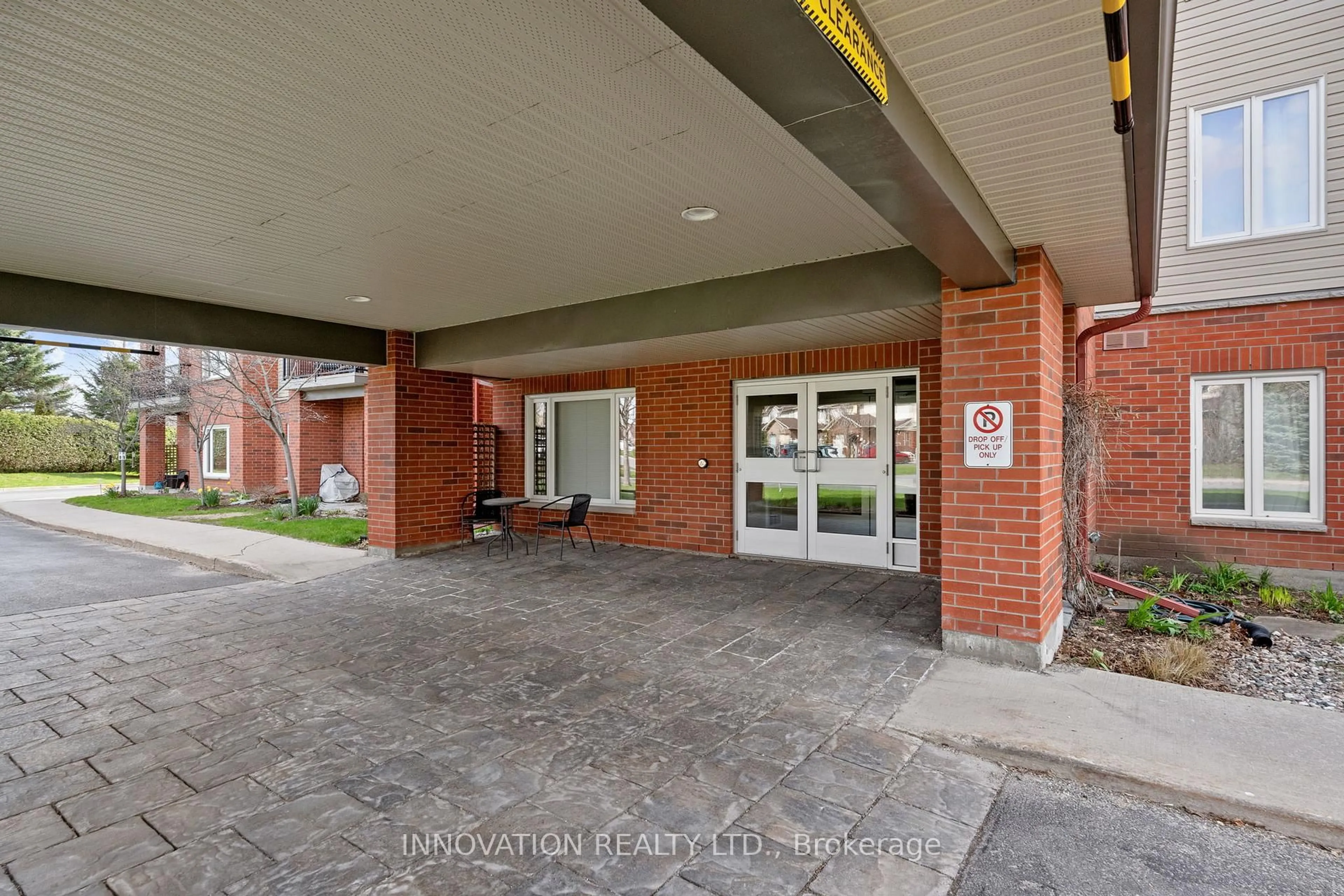 Indoor foyer for 100 Jamieson St #209, Almonte Ontario K0A 1A0