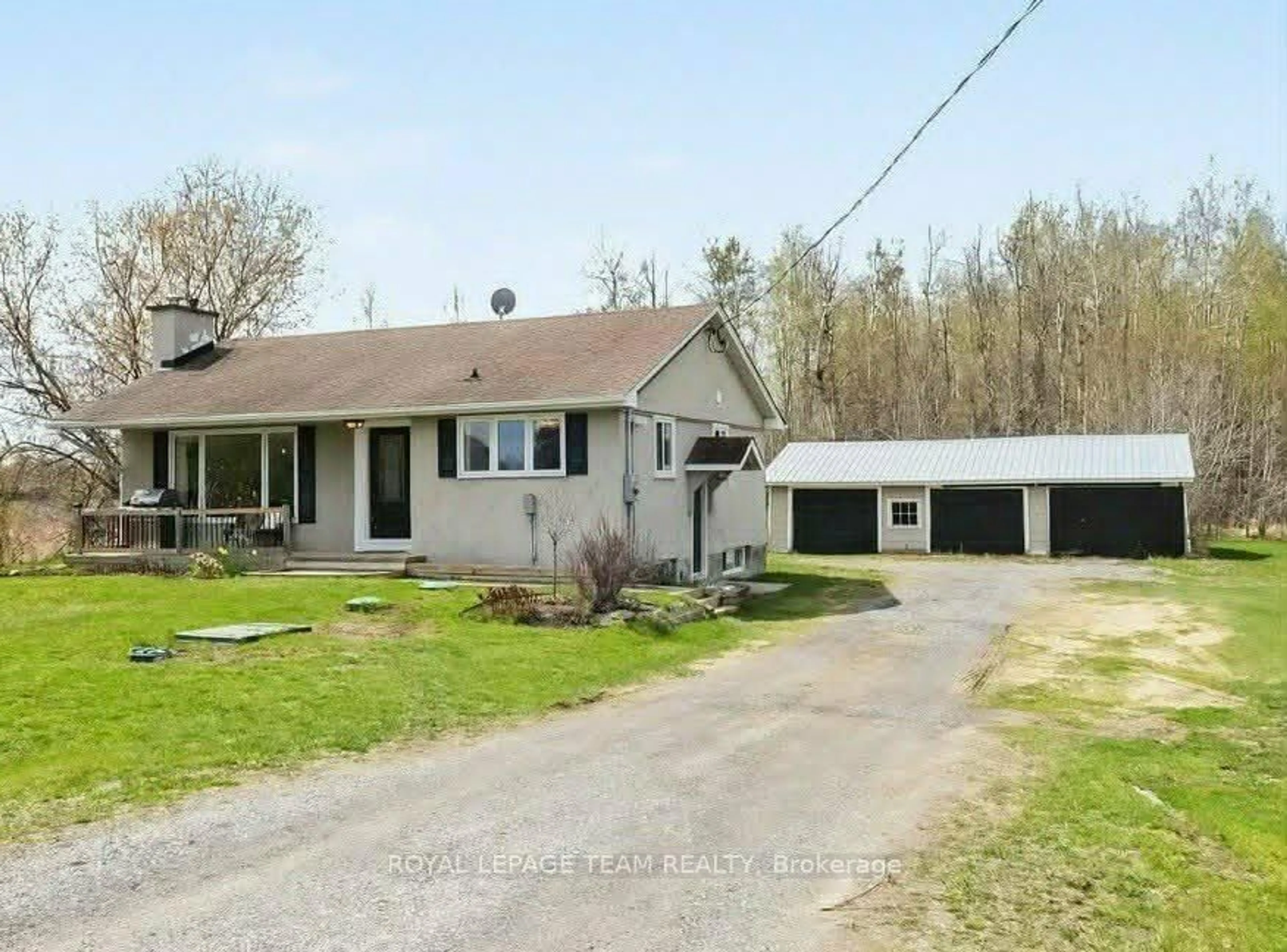 A pic from outside/outdoor area/front of a property/back of a property/a pic from drone, street for 1246 South Gower Dr, North Grenville Ontario K0G 1J0