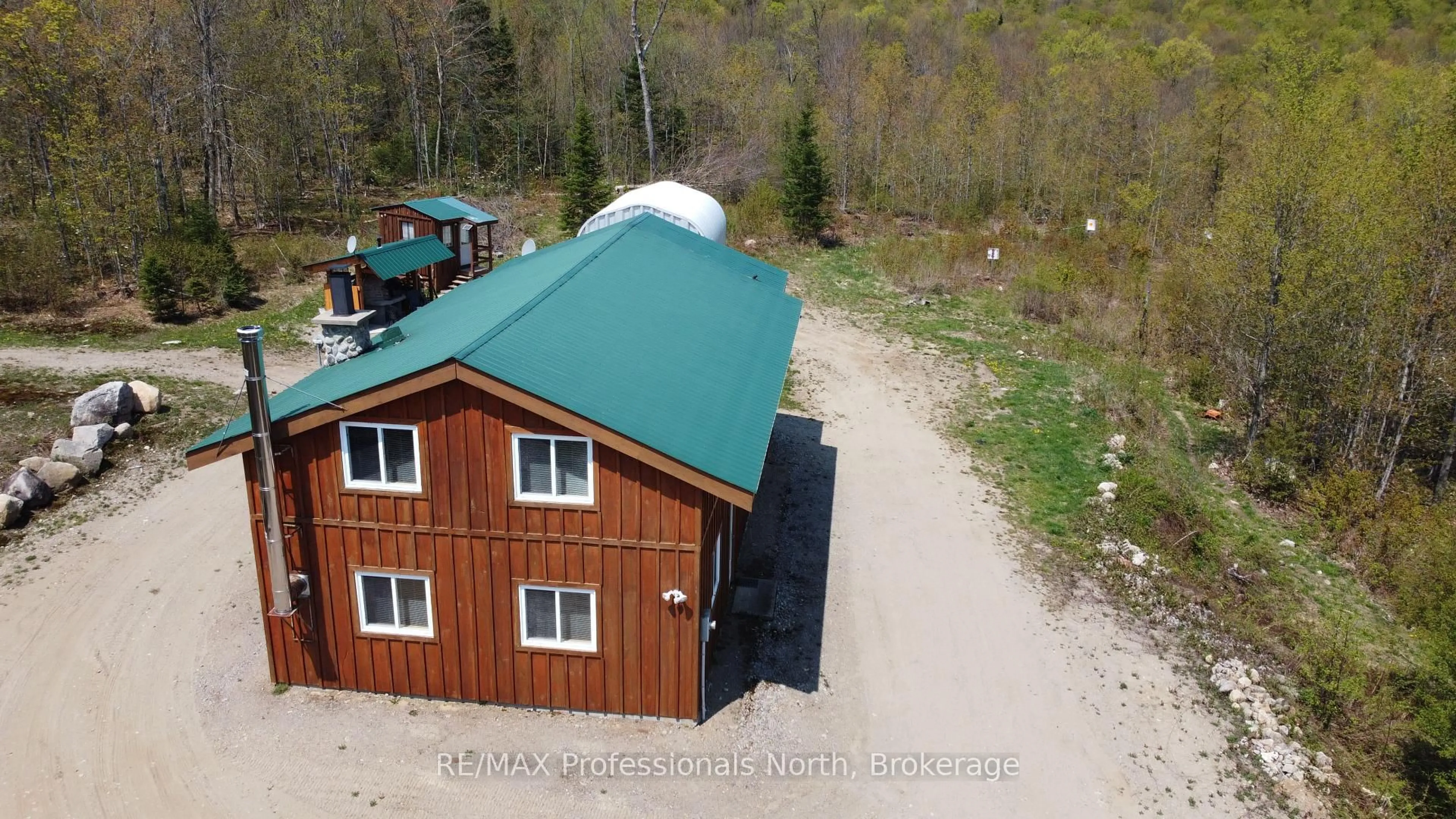 A pic from outside/outdoor area/front of a property/back of a property/a pic from drone, building for 3944 CHETWYND Rd, Kearney Ontario P0A 1M0