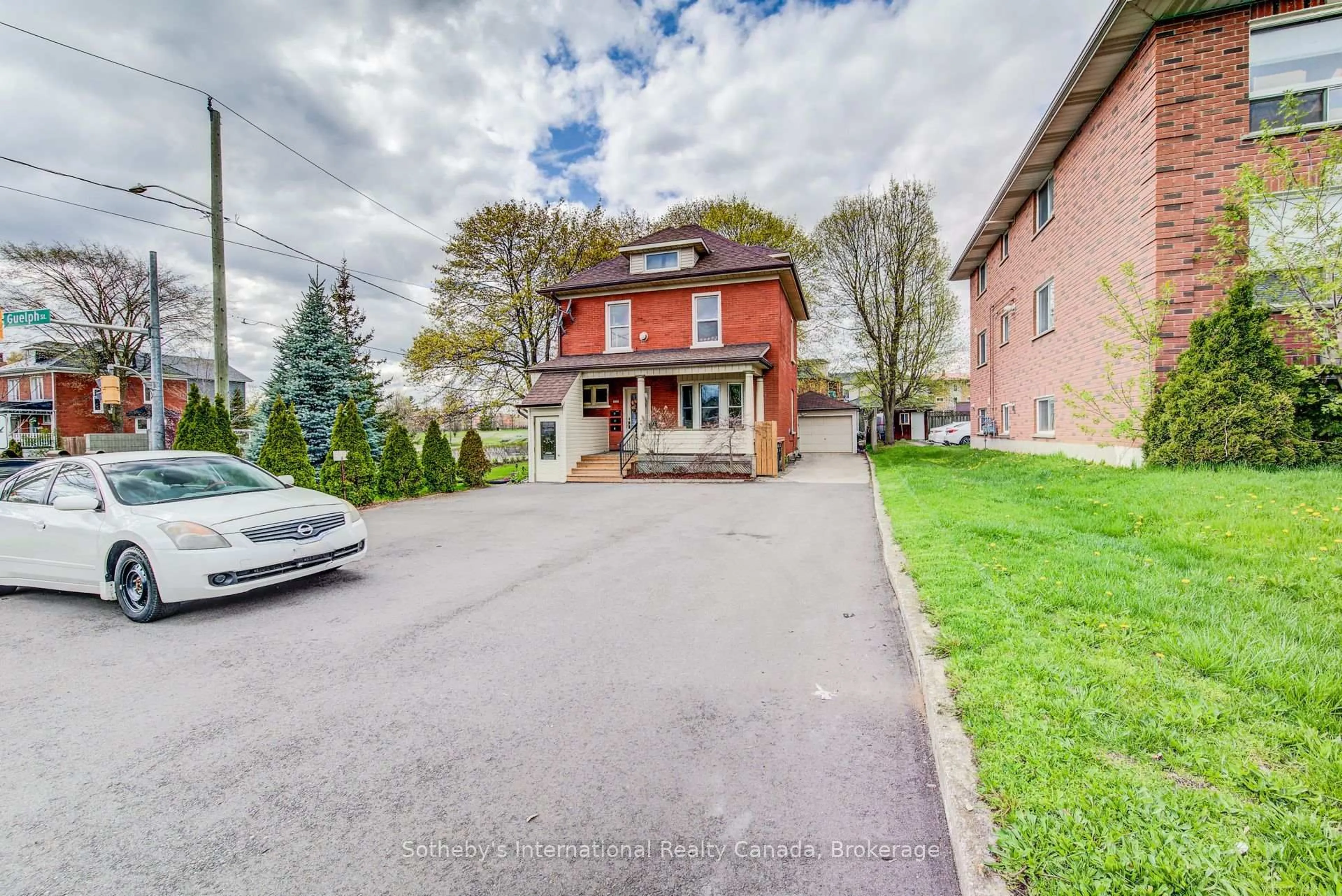 A pic from outside/outdoor area/front of a property/back of a property/a pic from drone, street for 306 Guelph St, Kitchener Ontario N2H 5X3