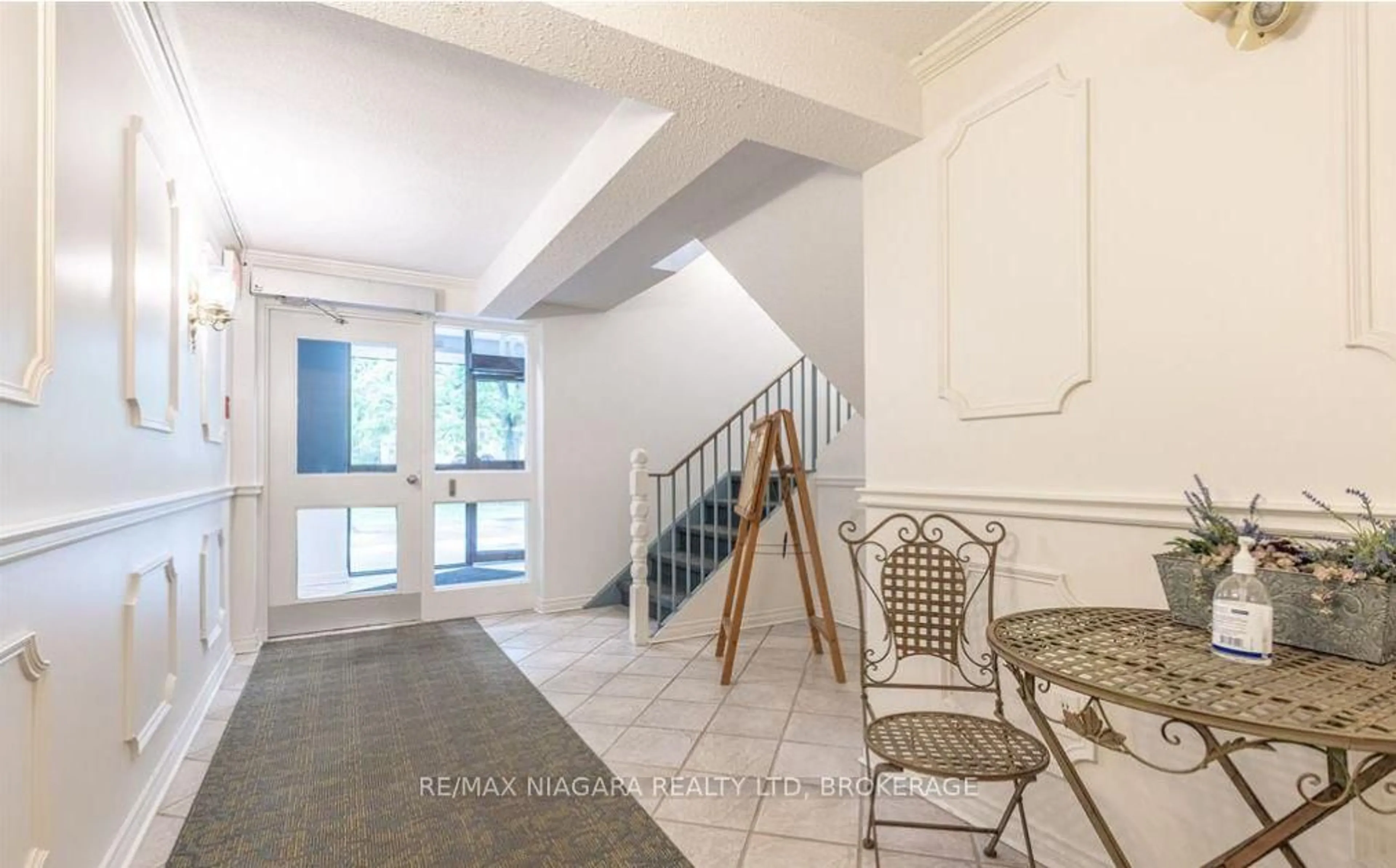 Indoor foyer for 61 Paffard St #403, Niagara-on-the-Lake Ontario L0S 1J0