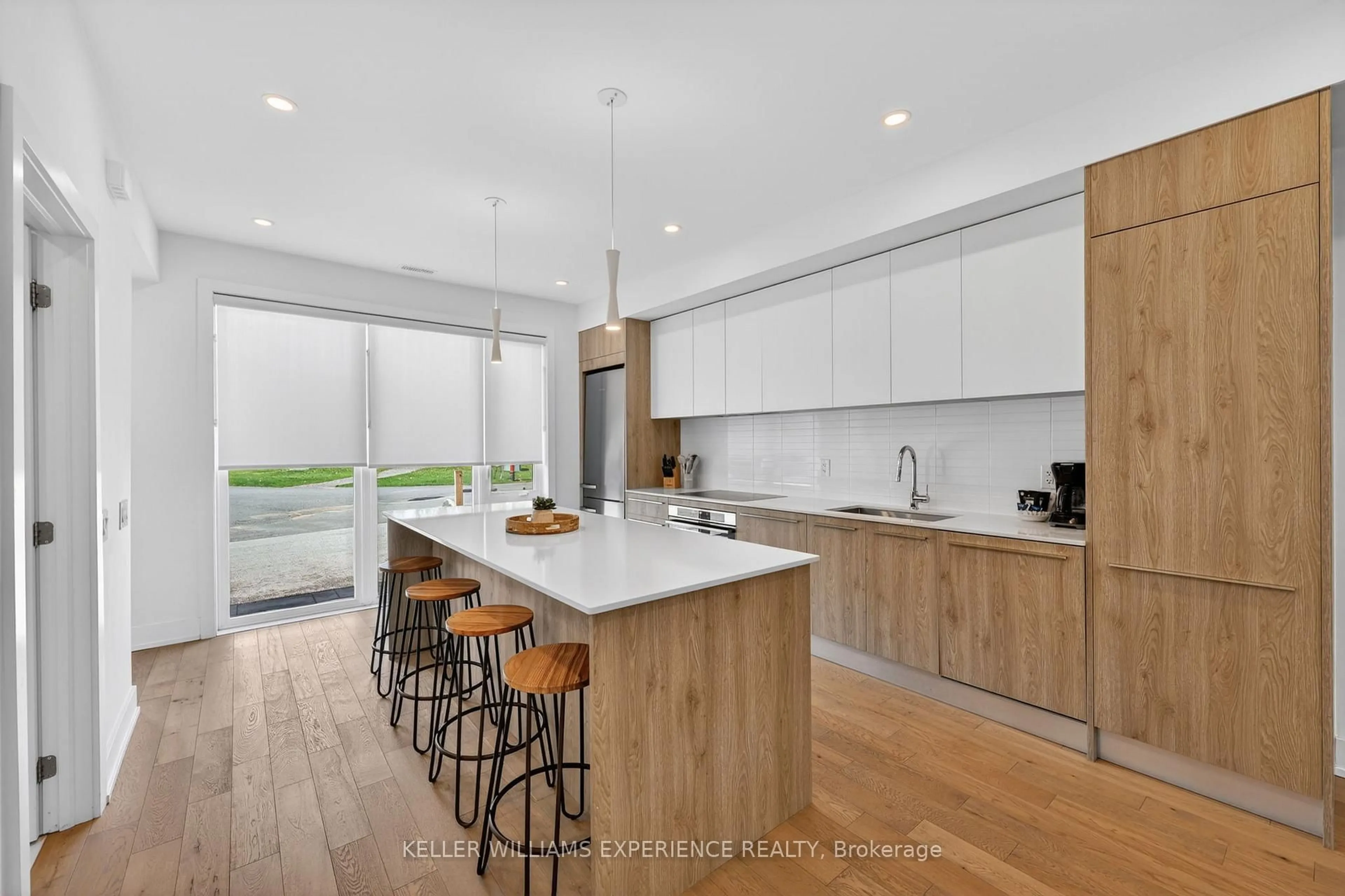 Open concept kitchen, wood/laminate floor for 31 Rockmount Cres, Gravenhurst Ontario P1P 0A6
