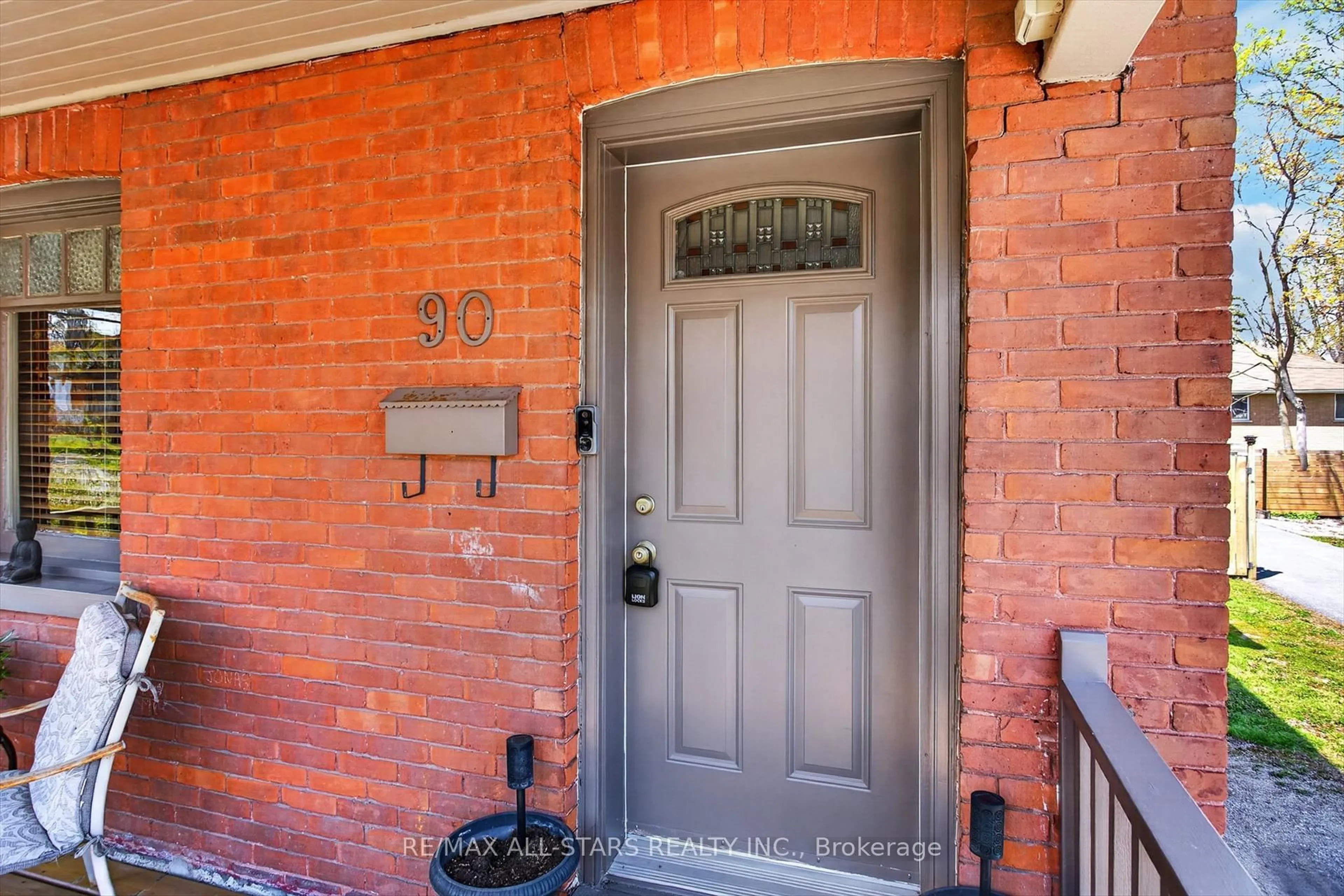 Indoor entryway for 90 Glenelg St, Kawartha Lakes Ontario K9V 2V9