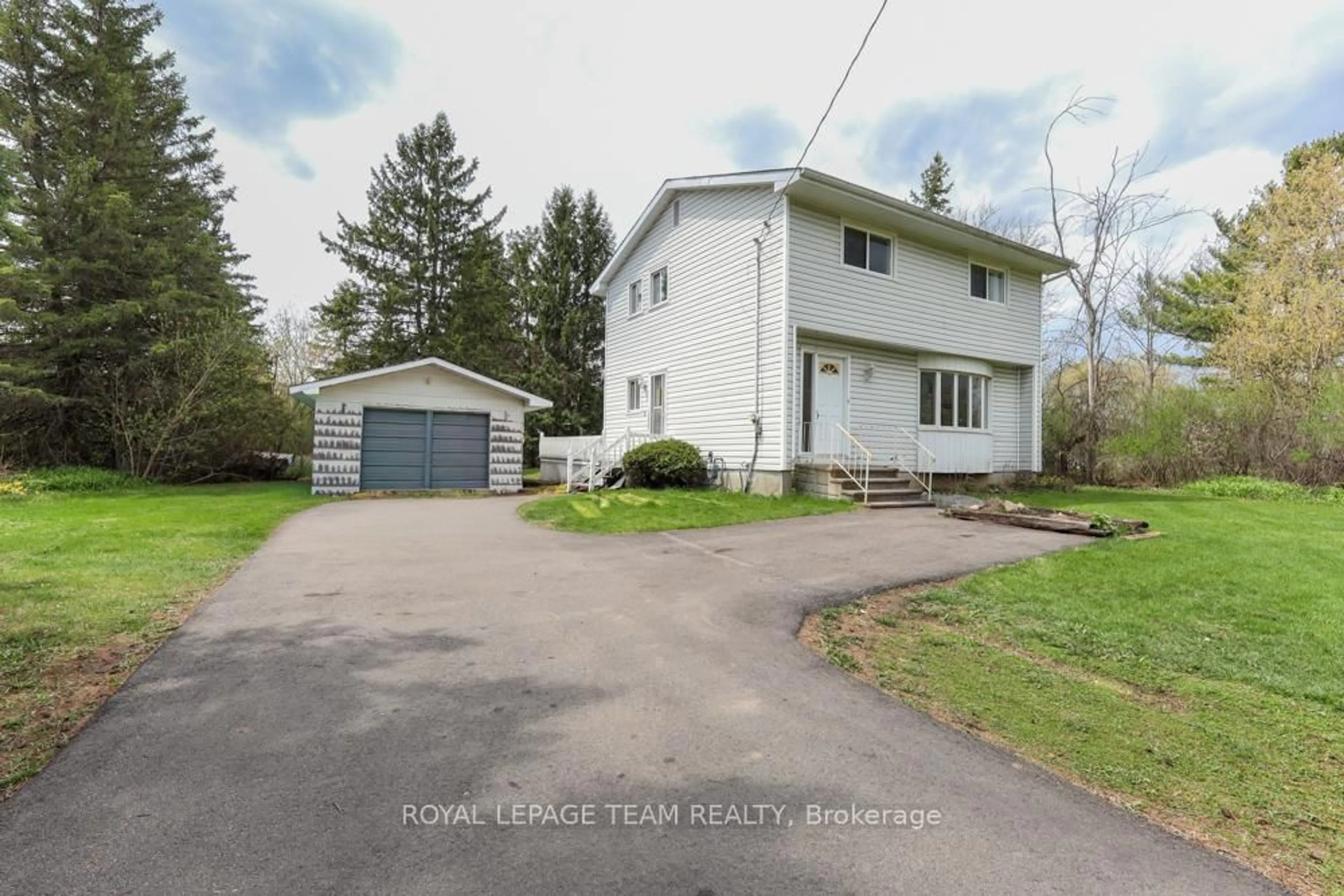A pic from outside/outdoor area/front of a property/back of a property/a pic from drone, street for 1454 Stagecoach Rd, Ottawa Ontario K4P 1G1