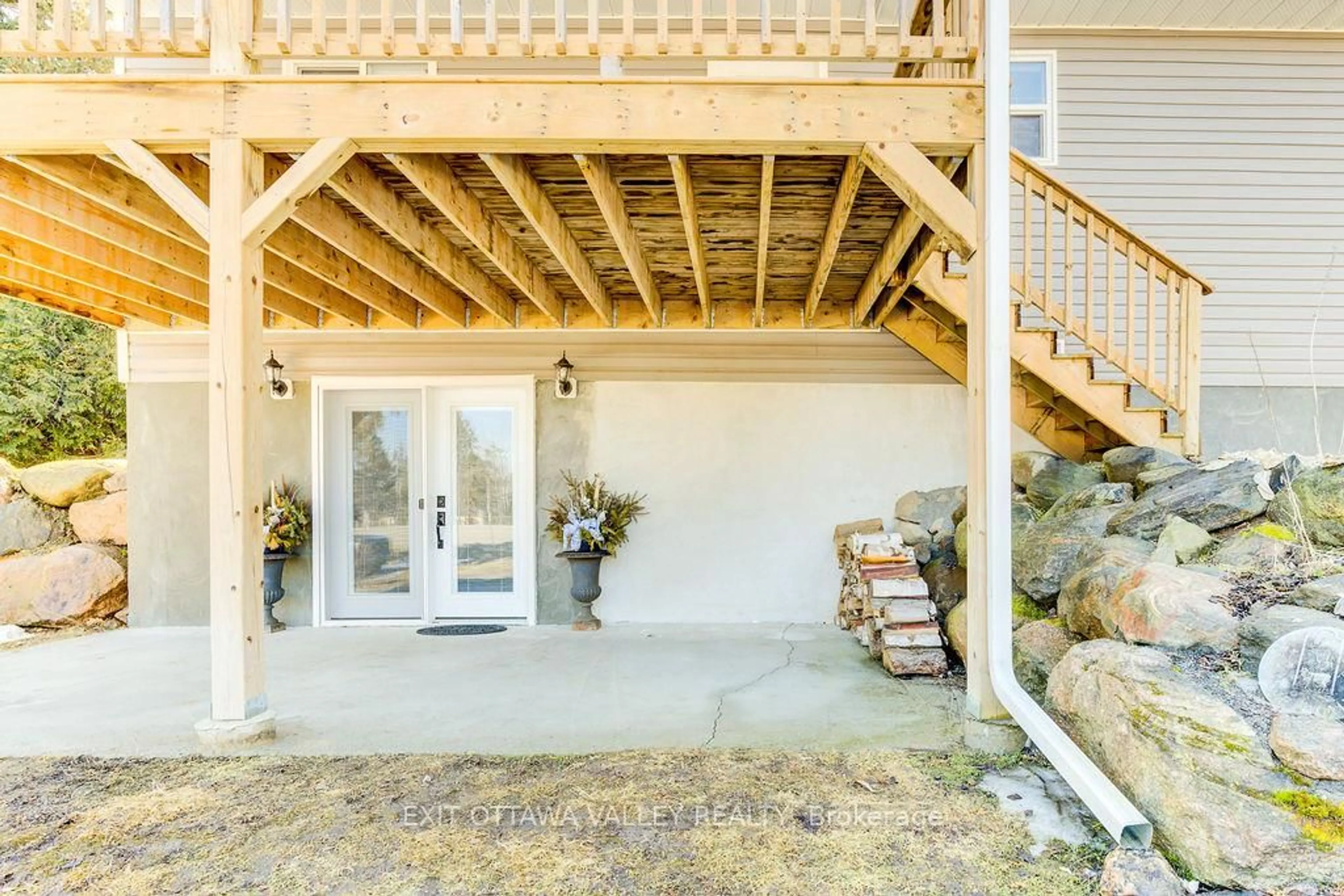 Indoor entryway for 39090 Combermere Rd, Combermere Ontario K0J 1L0