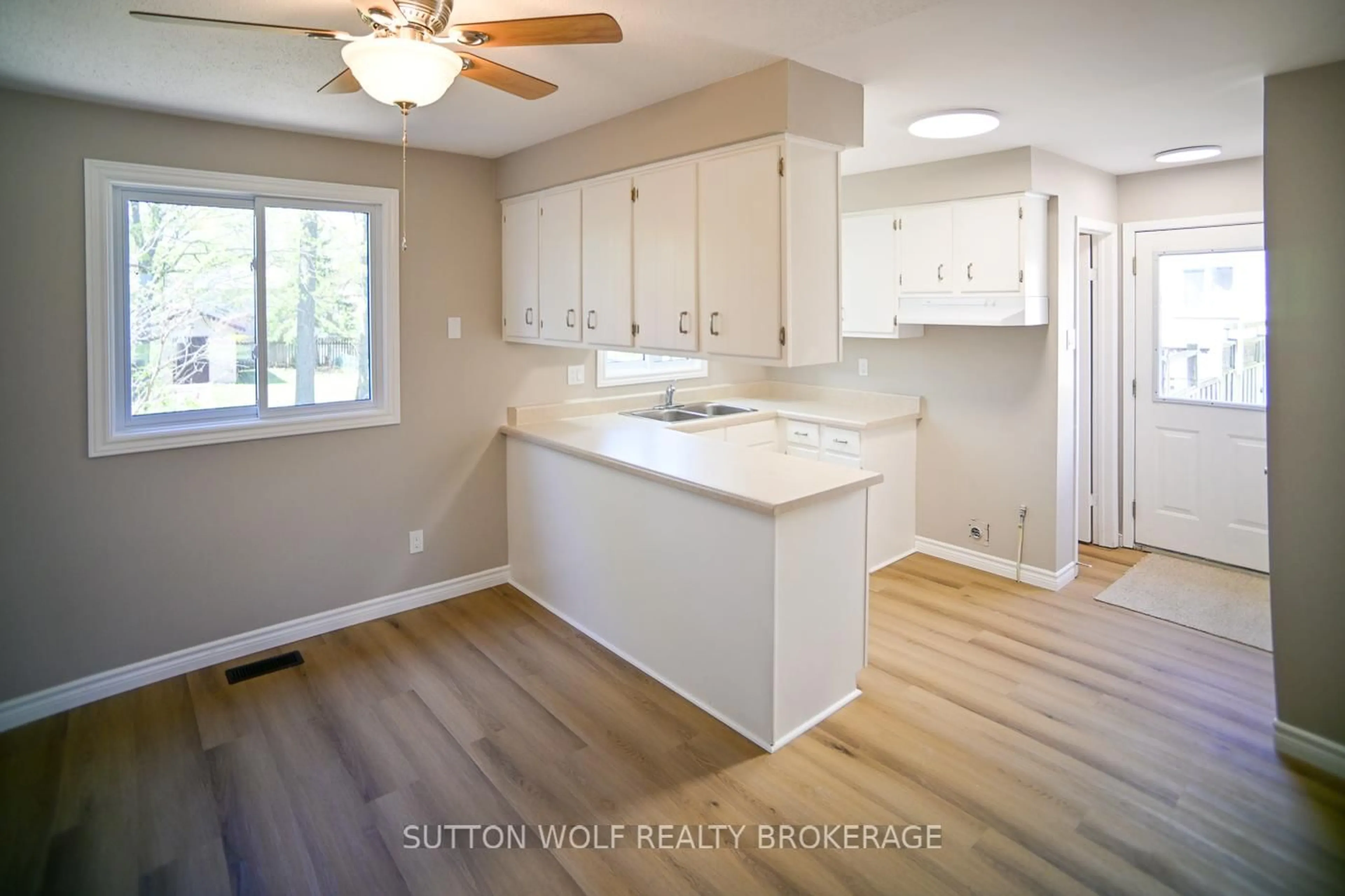 Open concept kitchen, wood/laminate floor for 190 Southfield Dr, Strathroy-Caradoc Ontario N7G 3V4