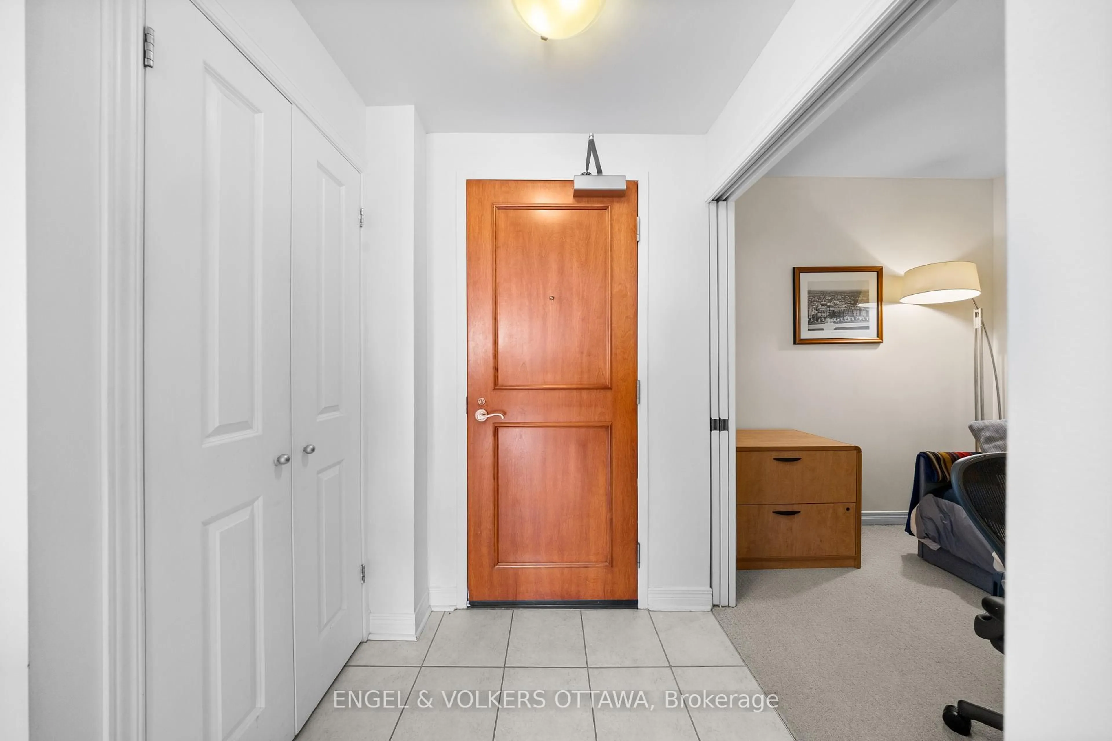 Indoor entryway for 570 Laurier Ave #1103, Ottawa Ontario K1R 1C8