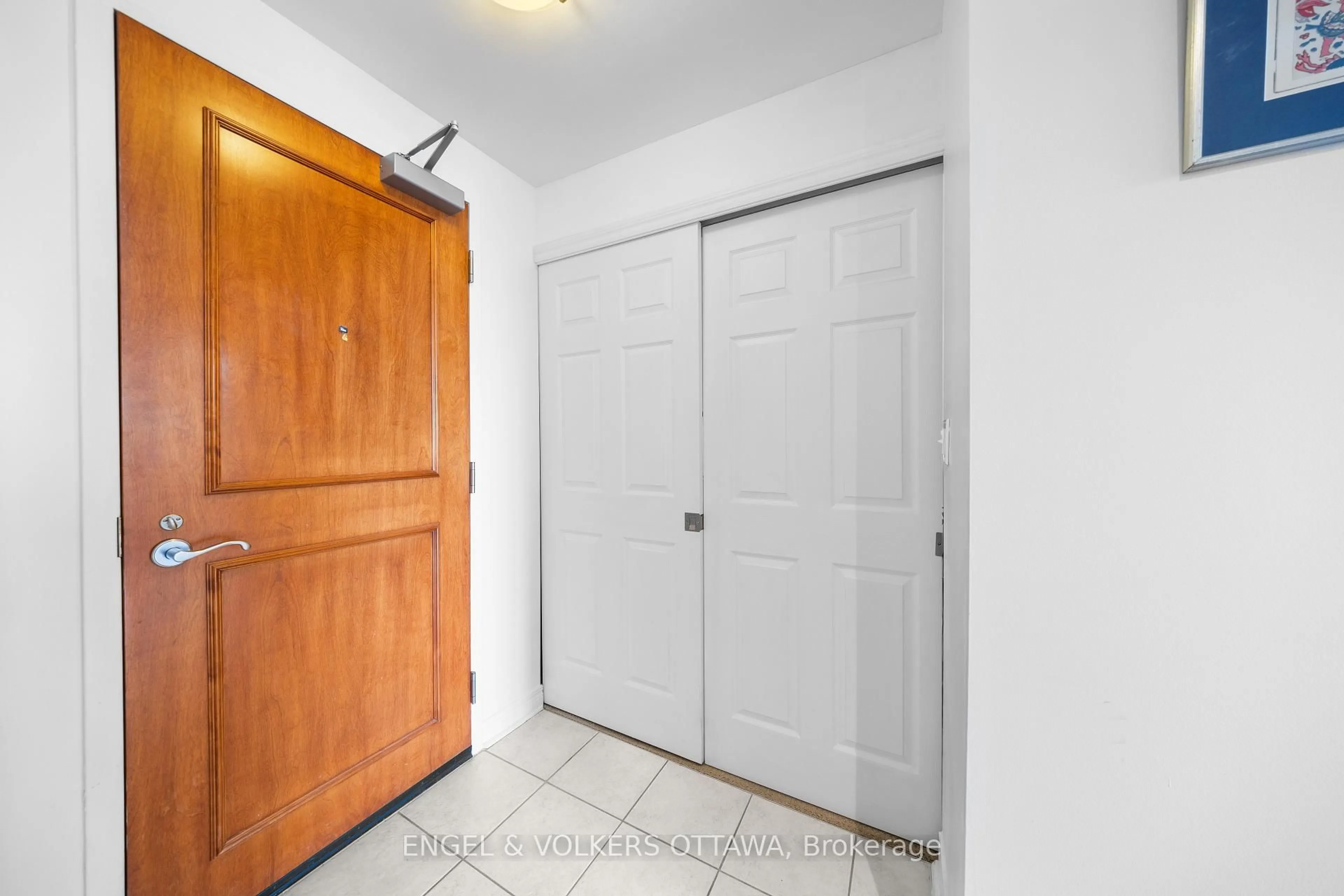 Indoor entryway for 570 Laurier Ave #1103, Ottawa Ontario K1R 1C8
