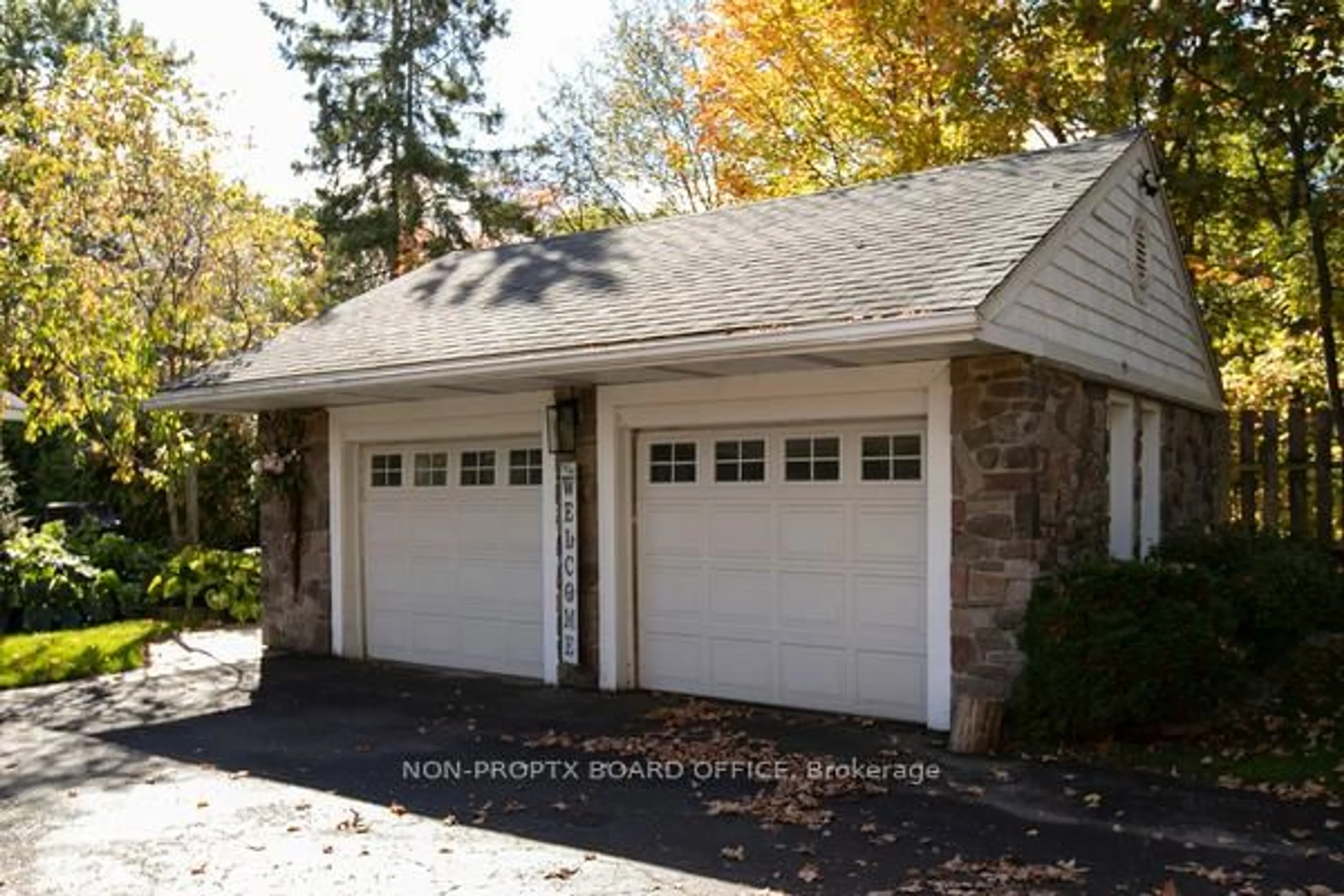 Indoor garage for 1963 Queen St, Sault Ste Marie Ontario P6A 2G8
