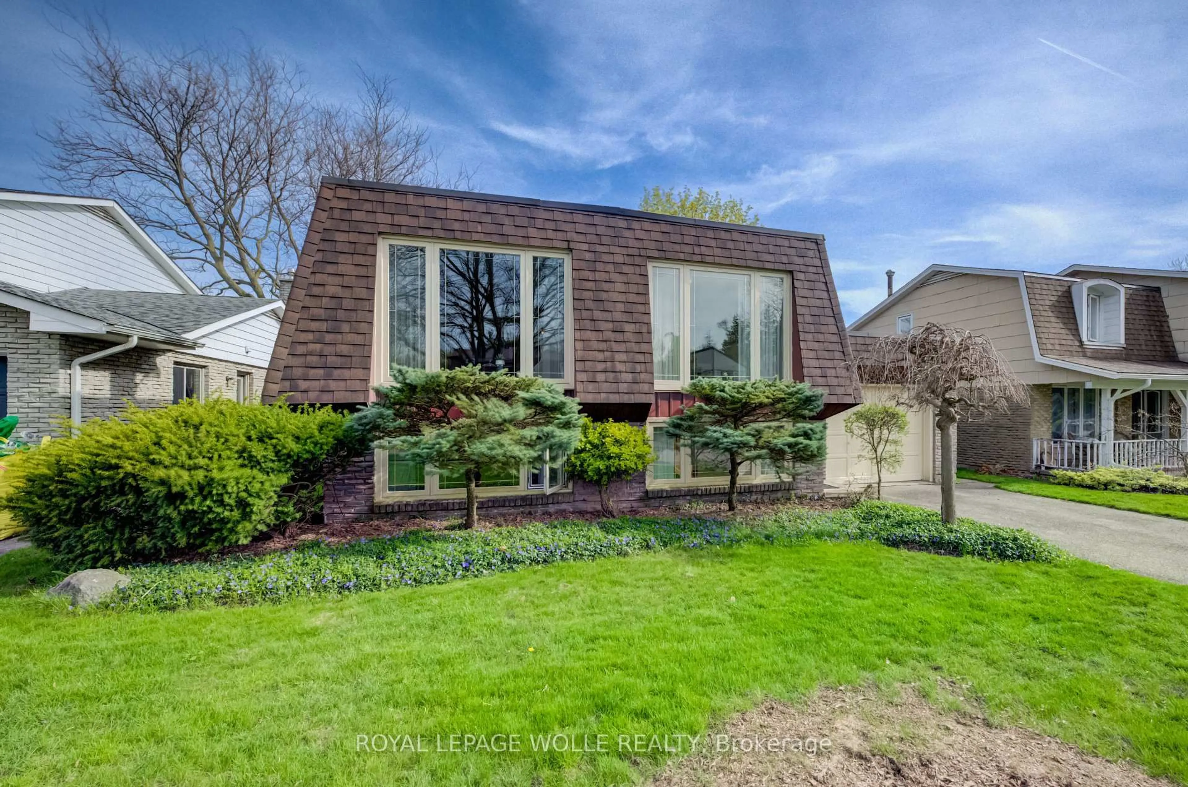 Home with vinyl exterior material, street for 51 Underhill Cres, Kitchener Ontario N2A 2S7