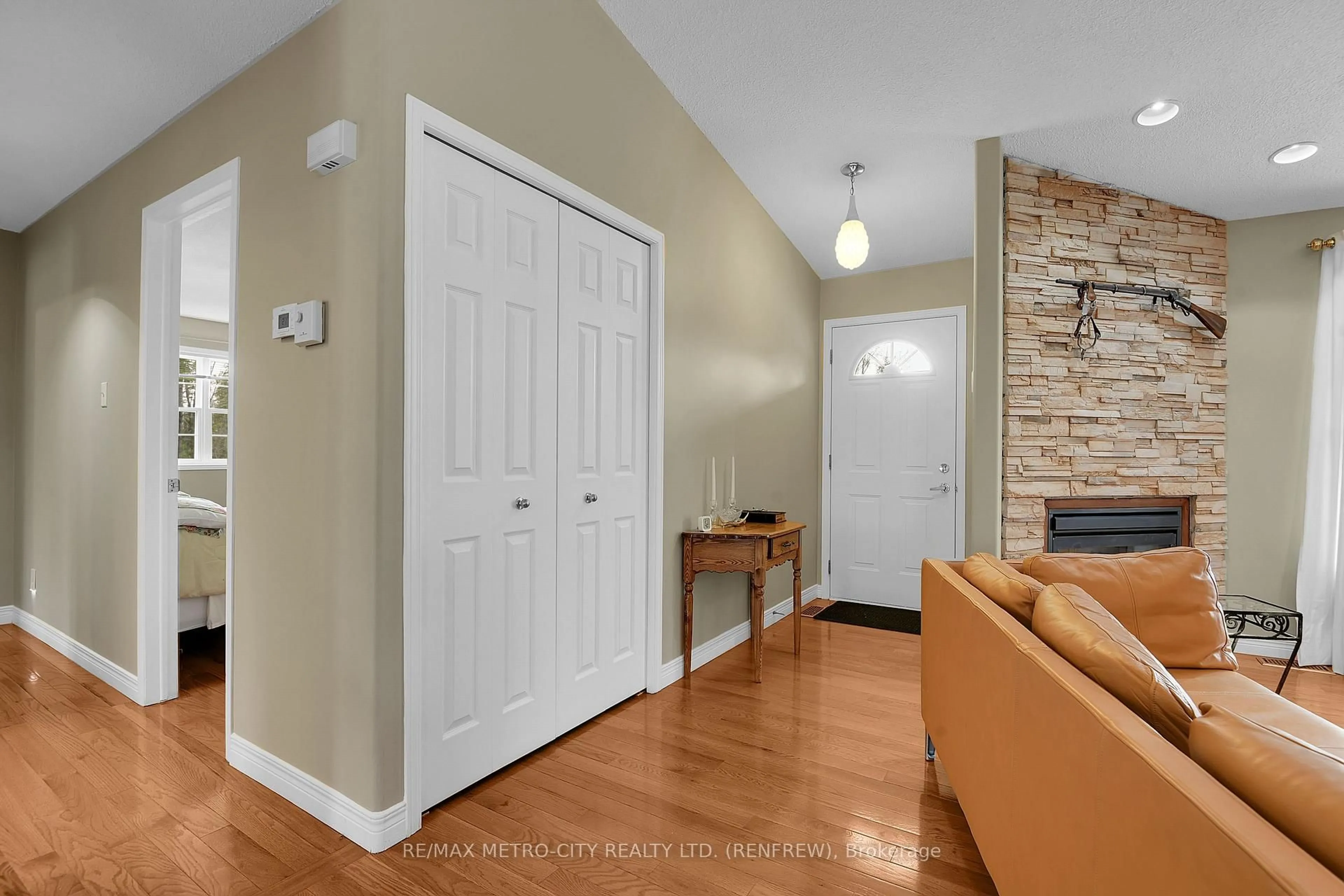 Indoor entryway for 1003 Grant Rd, Renfrew Ontario K7V 3Z9
