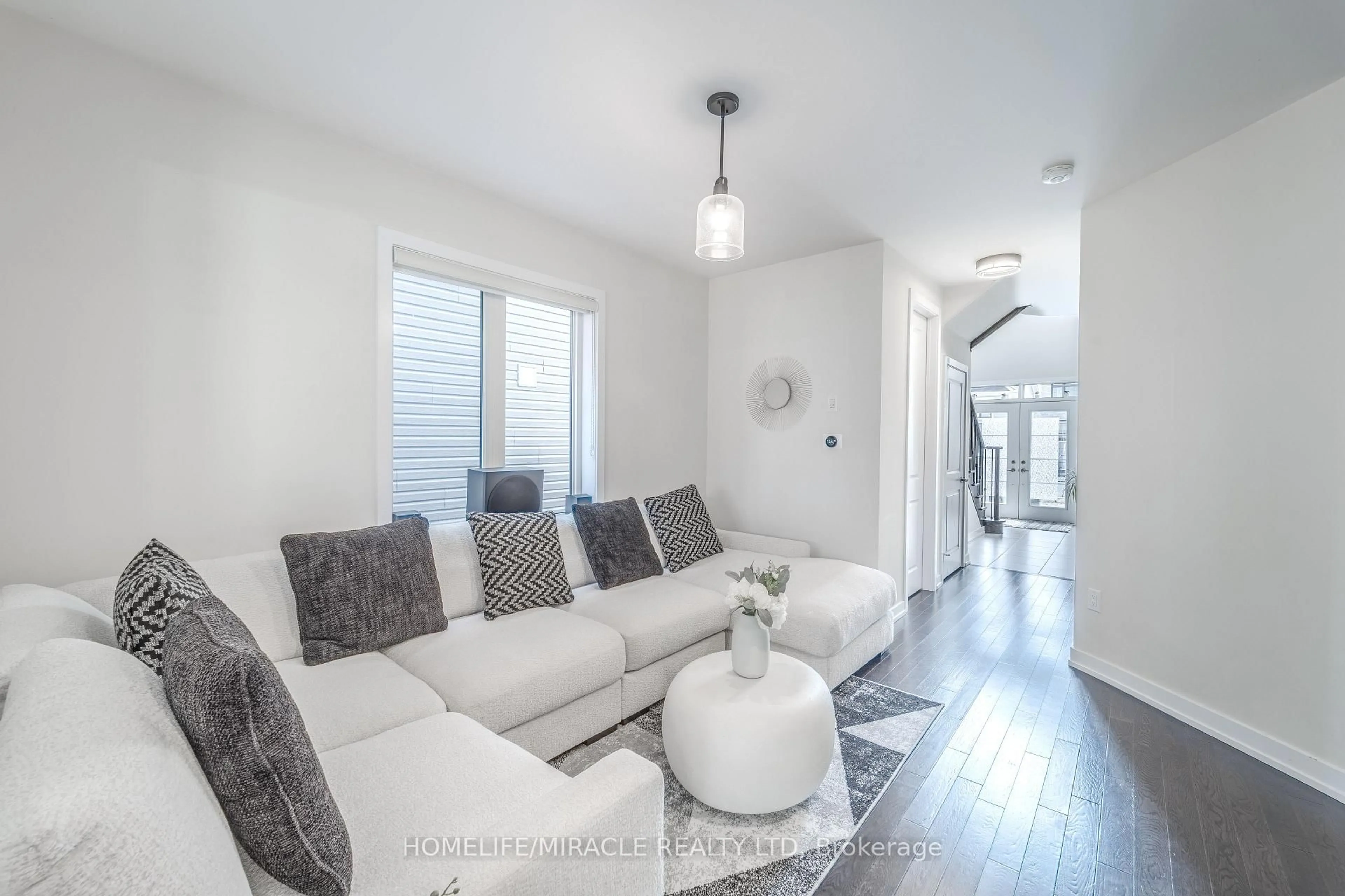 Living room with furniture, unknown for 22 Santos Dr, Haldimand Ontario N3W 0H1
