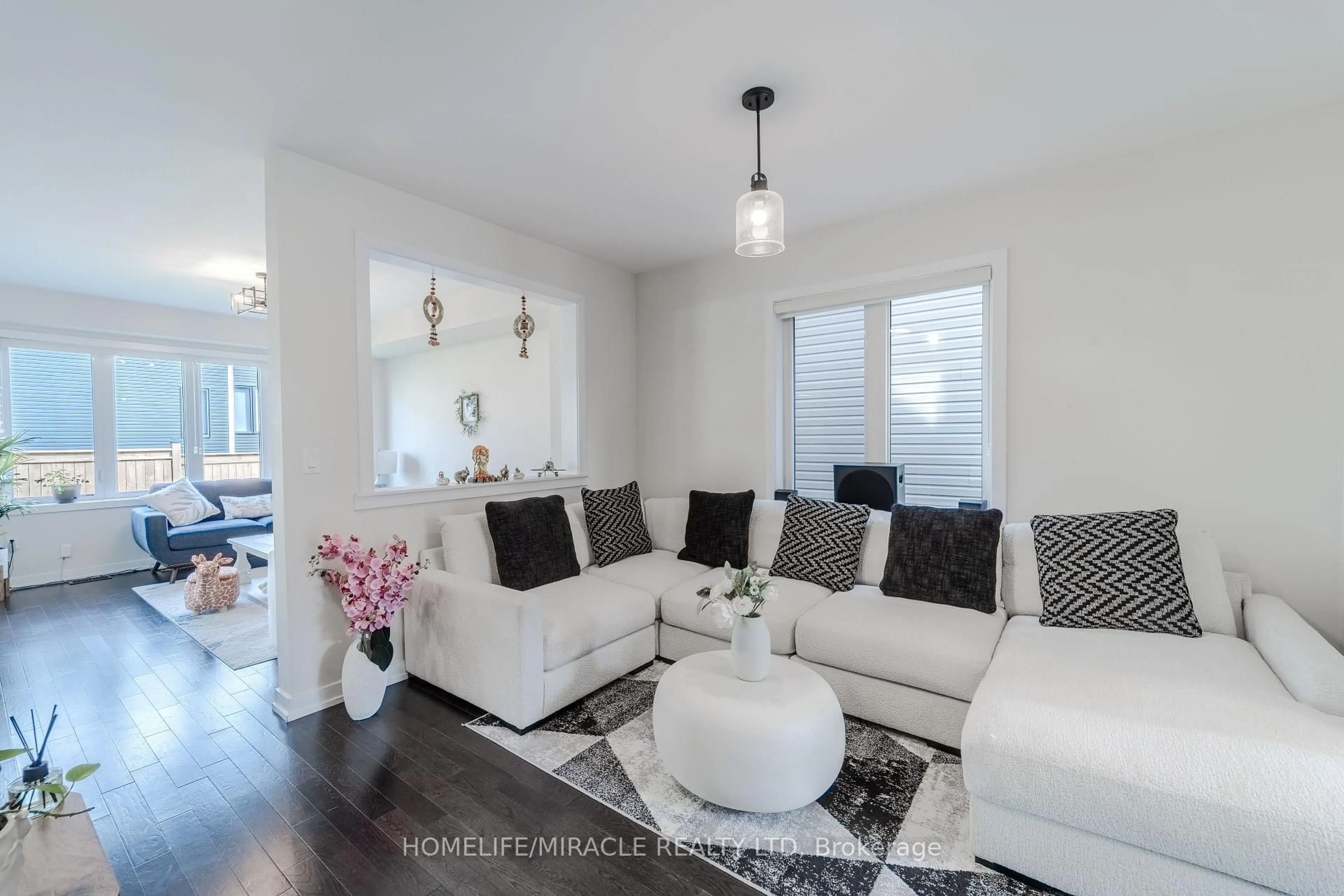 Living room with furniture, unknown for 22 Santos Dr, Haldimand Ontario N3W 0H1