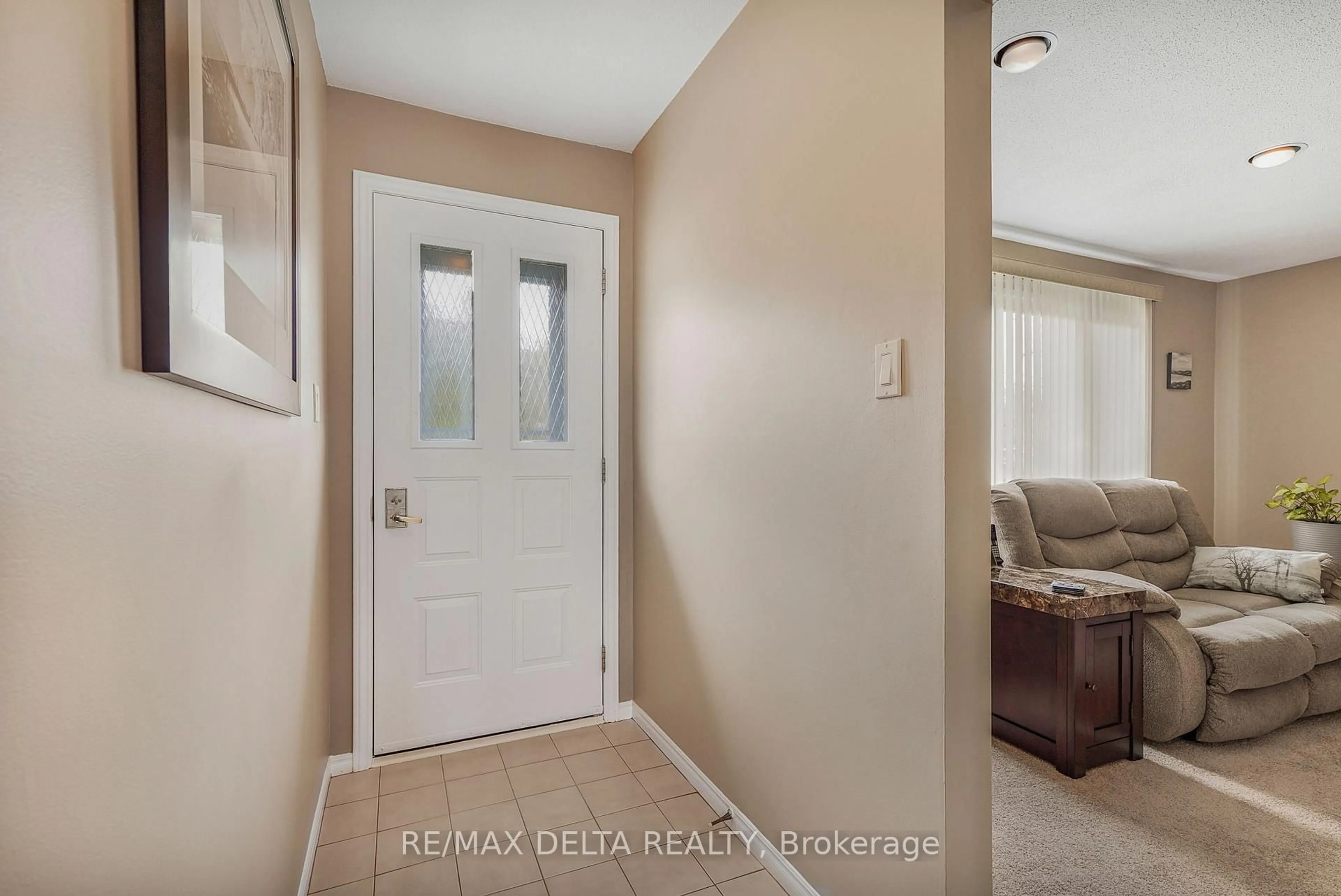 Indoor entryway for 1425 Boyer Rd, Ottawa Ontario K1C 1P9