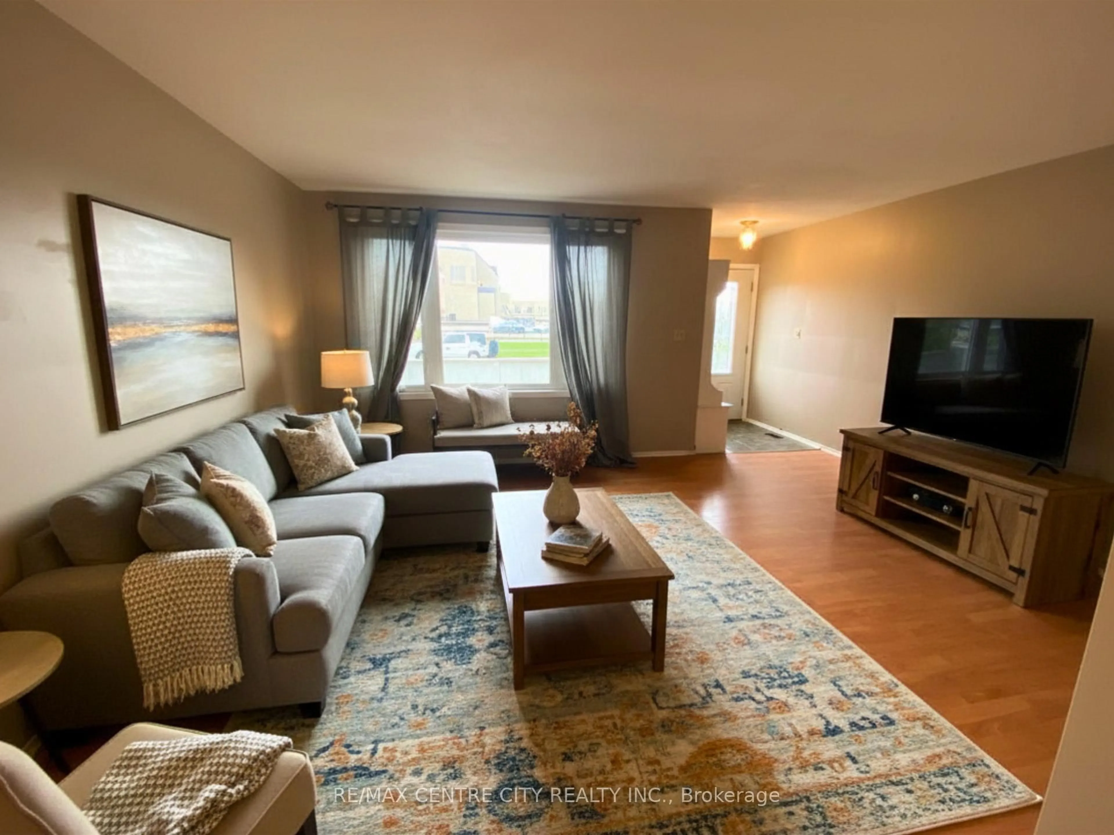 Living room with furniture, wood/laminate floor for 186 Centre St, St. Thomas Ontario N5R 3A4