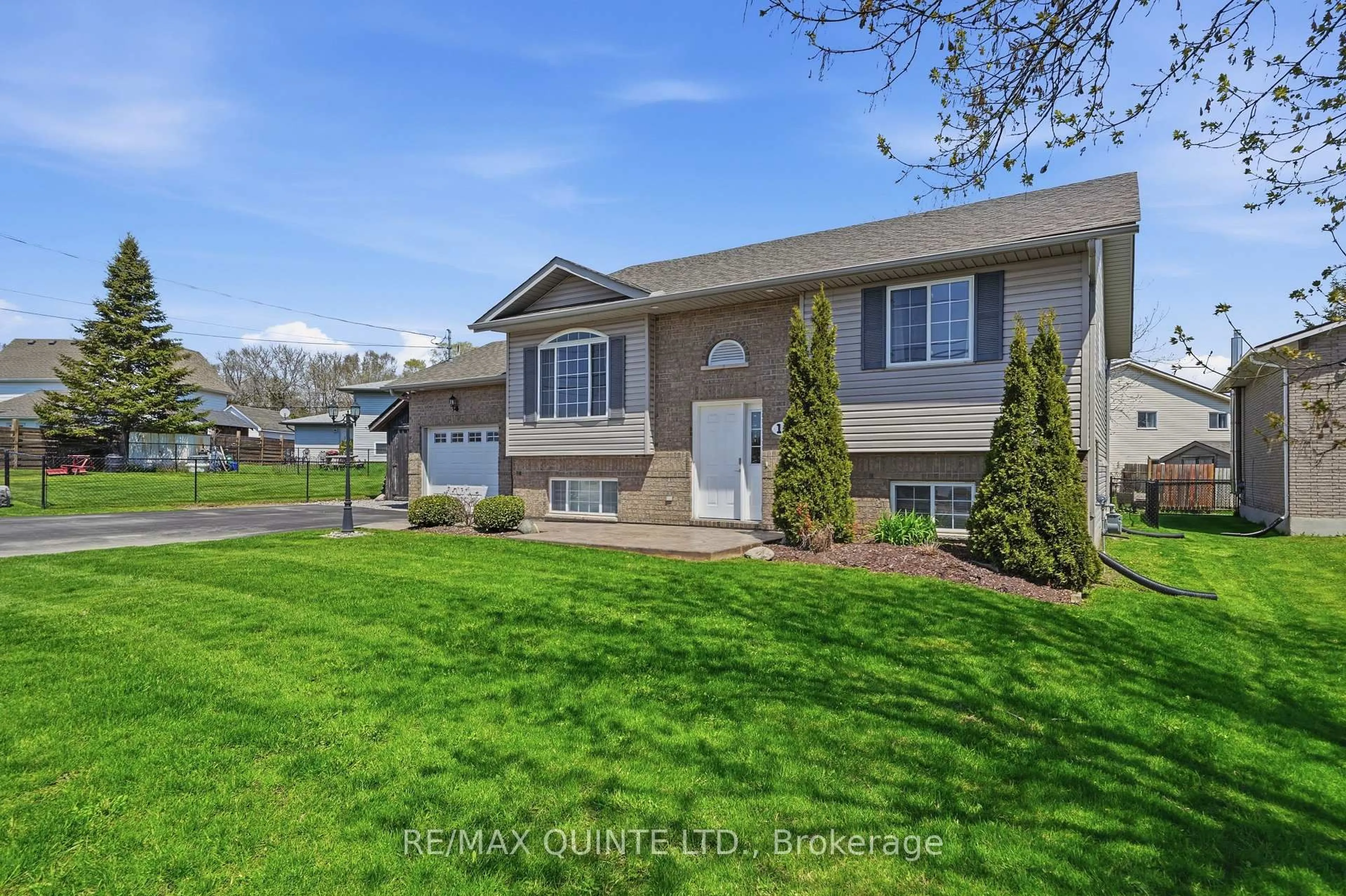 Home with vinyl exterior material, water/lake/river/ocean view for 1A Cedar St, Brighton Ontario K0K 1H0
