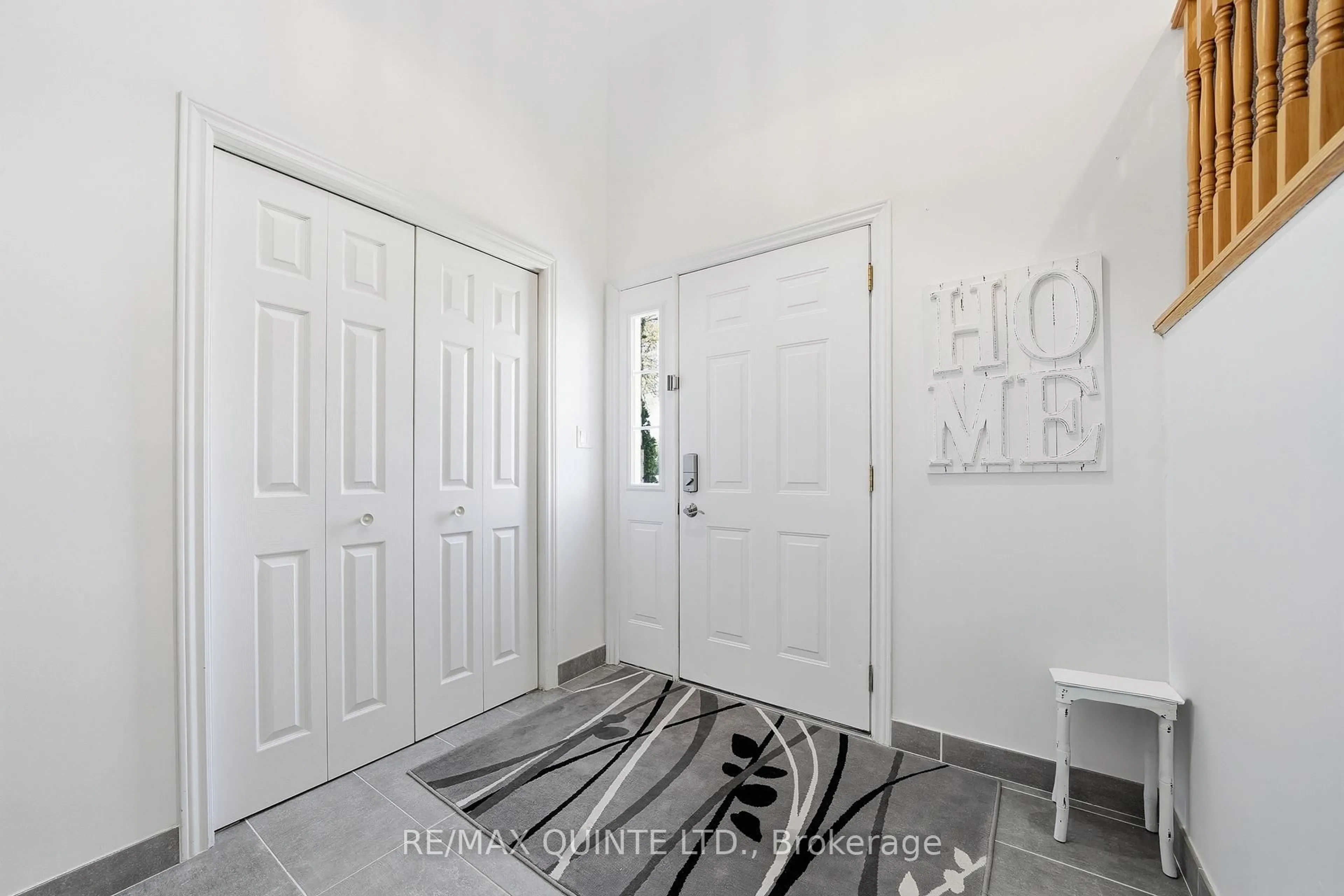 Indoor entryway for 1A Cedar St, Brighton Ontario K0K 1H0