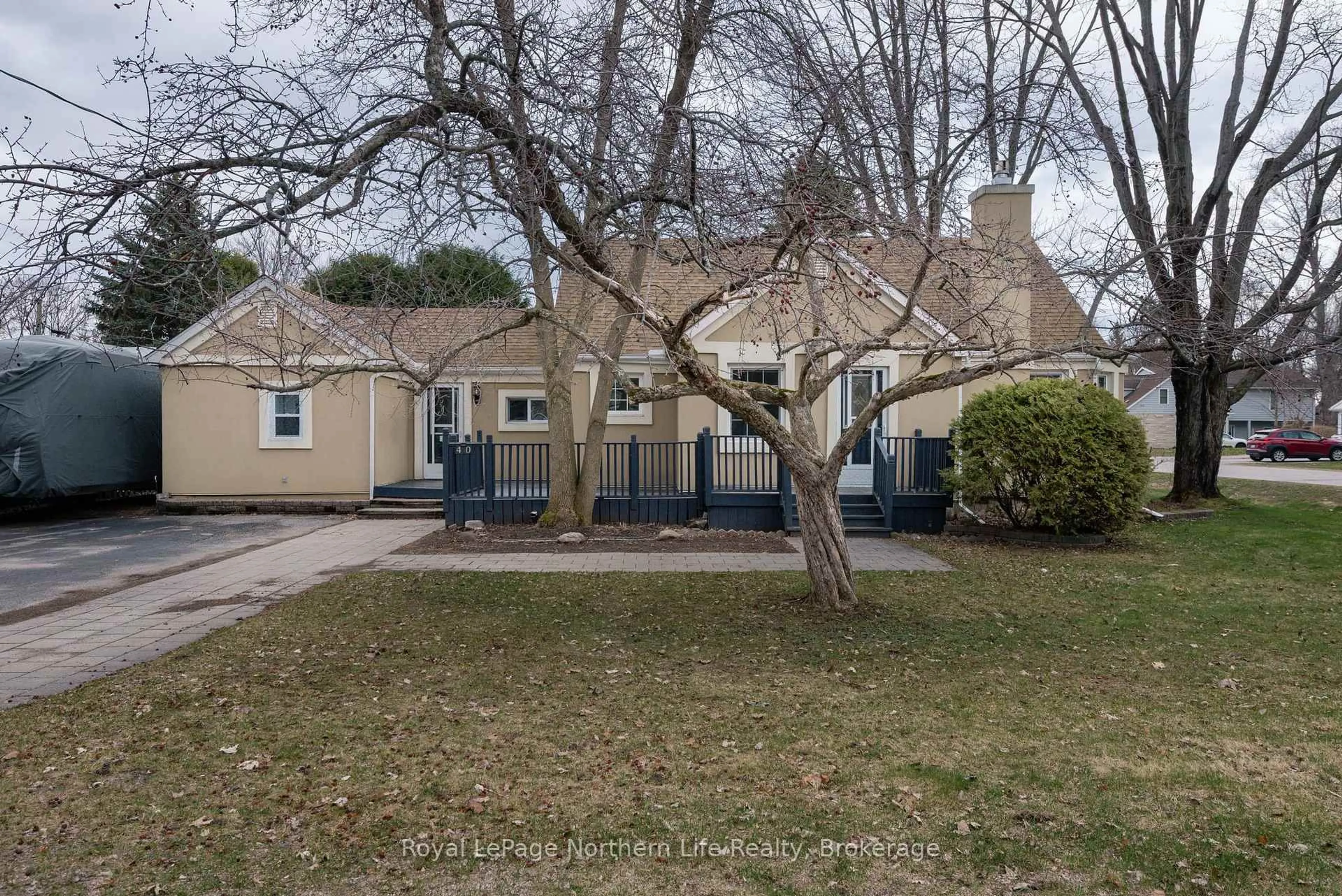 A pic from outside/outdoor area/front of a property/back of a property/a pic from drone, street for 40 Macdonald Ave, North Bay Ontario P1A 1G5
