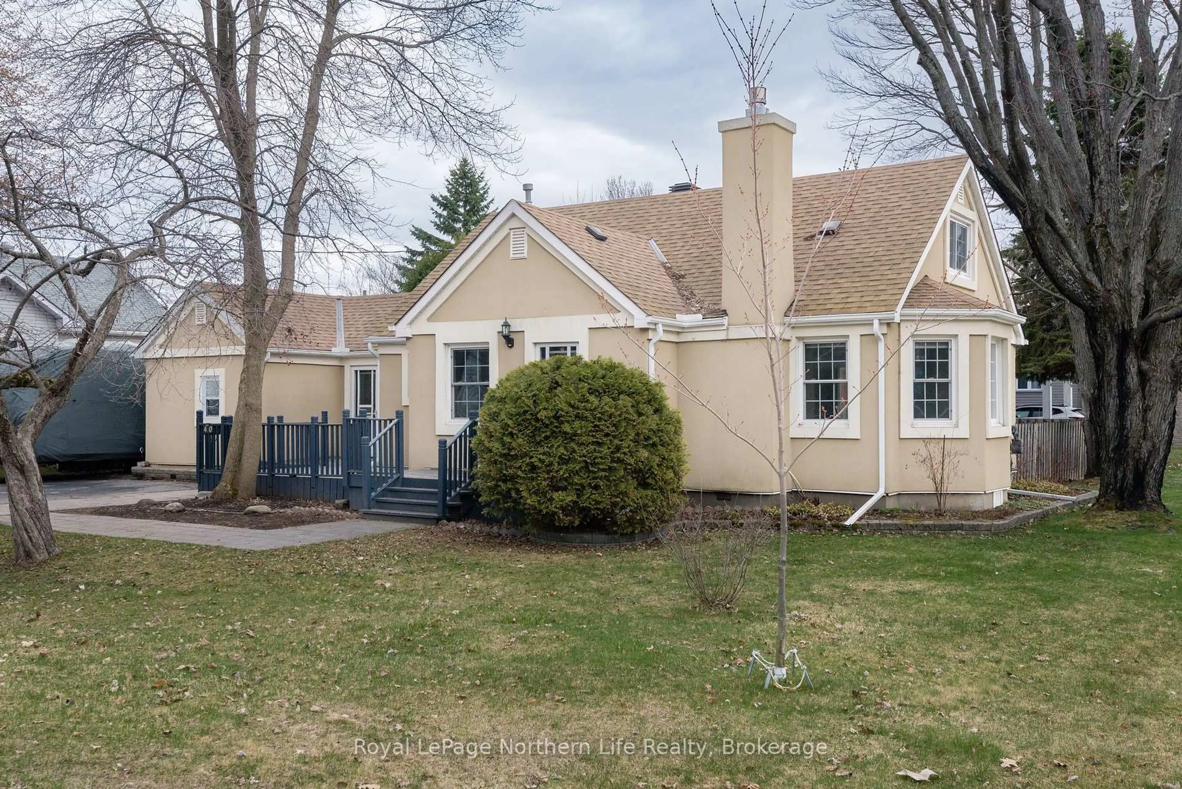 Home with vinyl exterior material, street for 40 Macdonald Ave, North Bay Ontario P1A 1G5