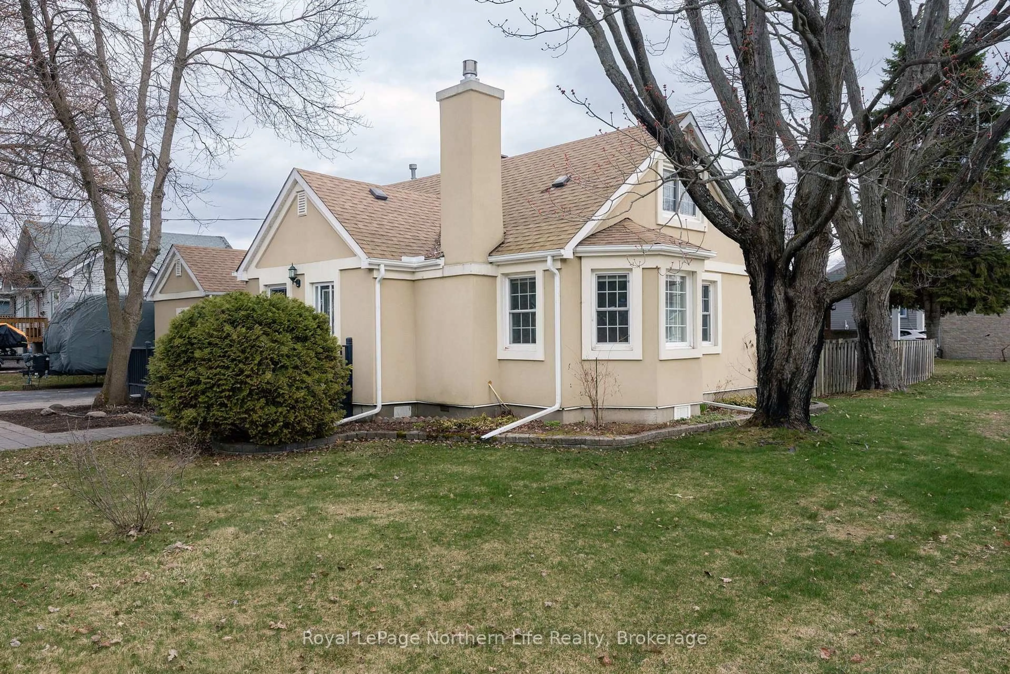 Home with vinyl exterior material, street for 40 Macdonald Ave, North Bay Ontario P1A 1G5