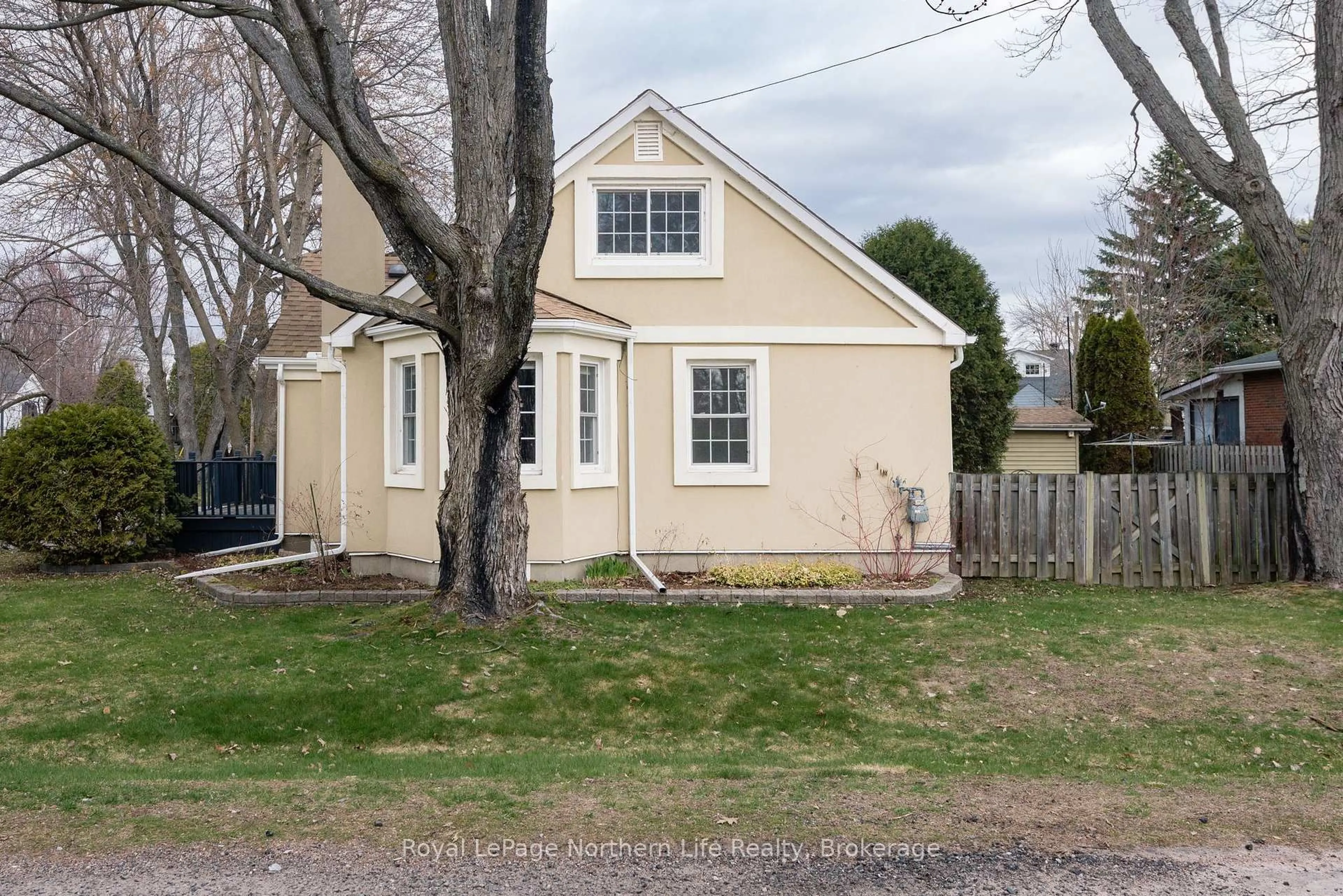 Home with vinyl exterior material, street for 40 Macdonald Ave, North Bay Ontario P1A 1G5