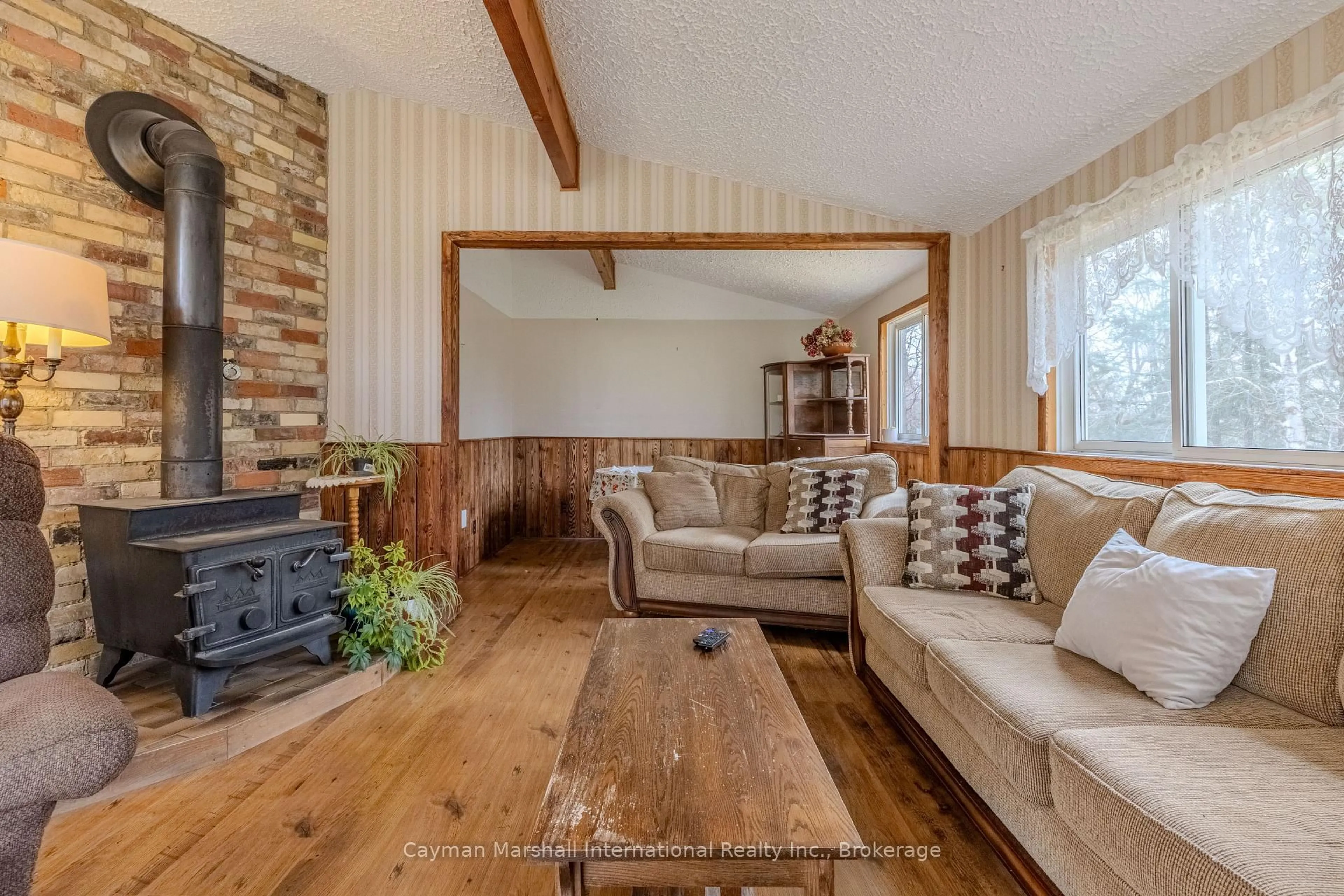 Living room with furniture, wood/laminate floor for 10 Magor Dr, Seguin Ontario P0C 1J0