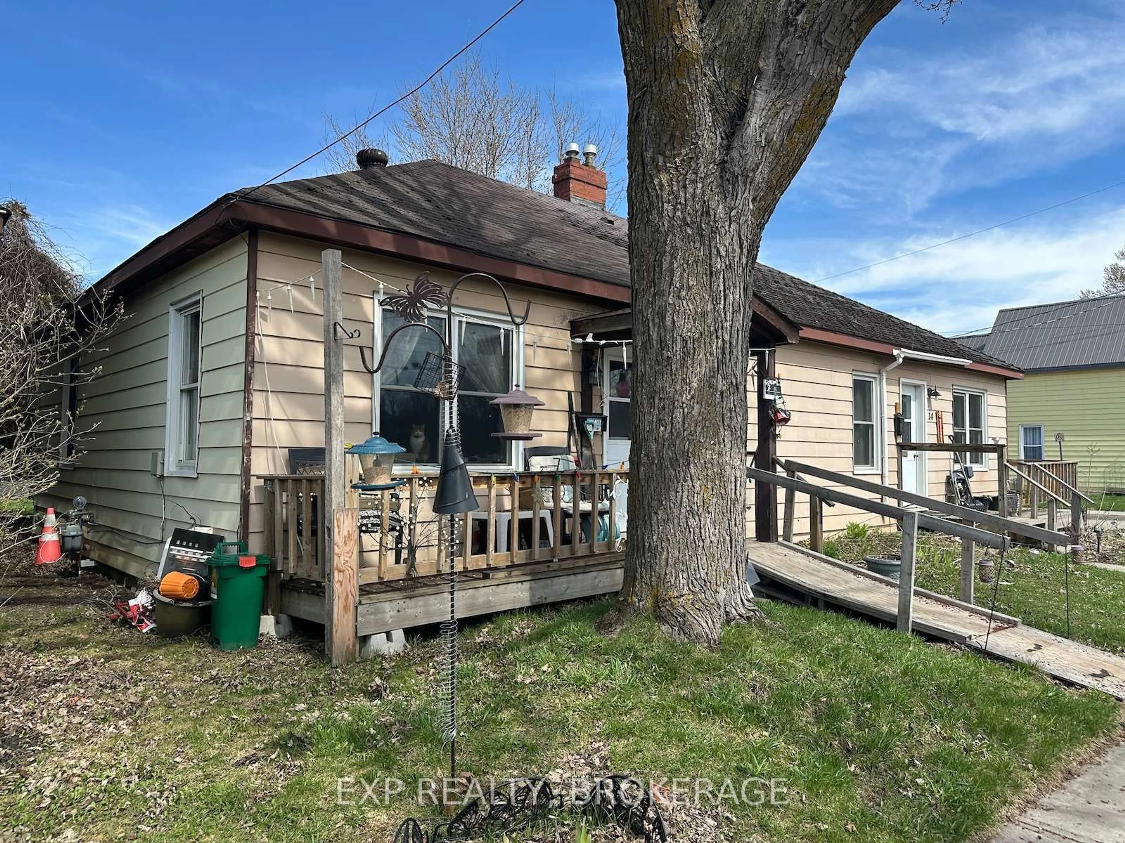 A pic from outside/outdoor area/front of a property/back of a property/a pic from drone, street for 16 LOUIS St, Brockville Ontario K6V 4H5