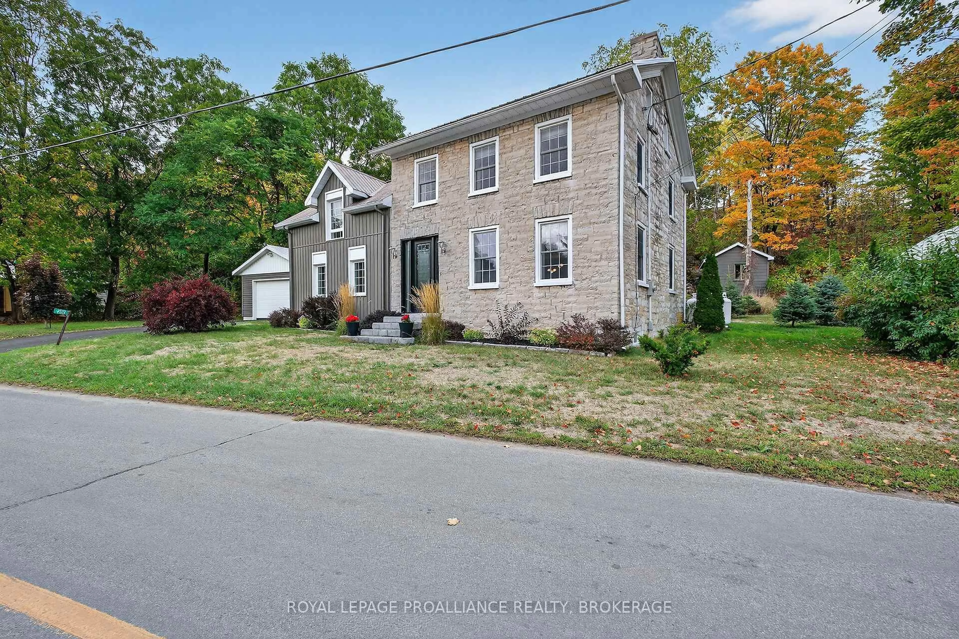 A pic from outside/outdoor area/front of a property/back of a property/a pic from drone, street for 4519 Portland Ave, Sydenham Ontario K0H 2T0