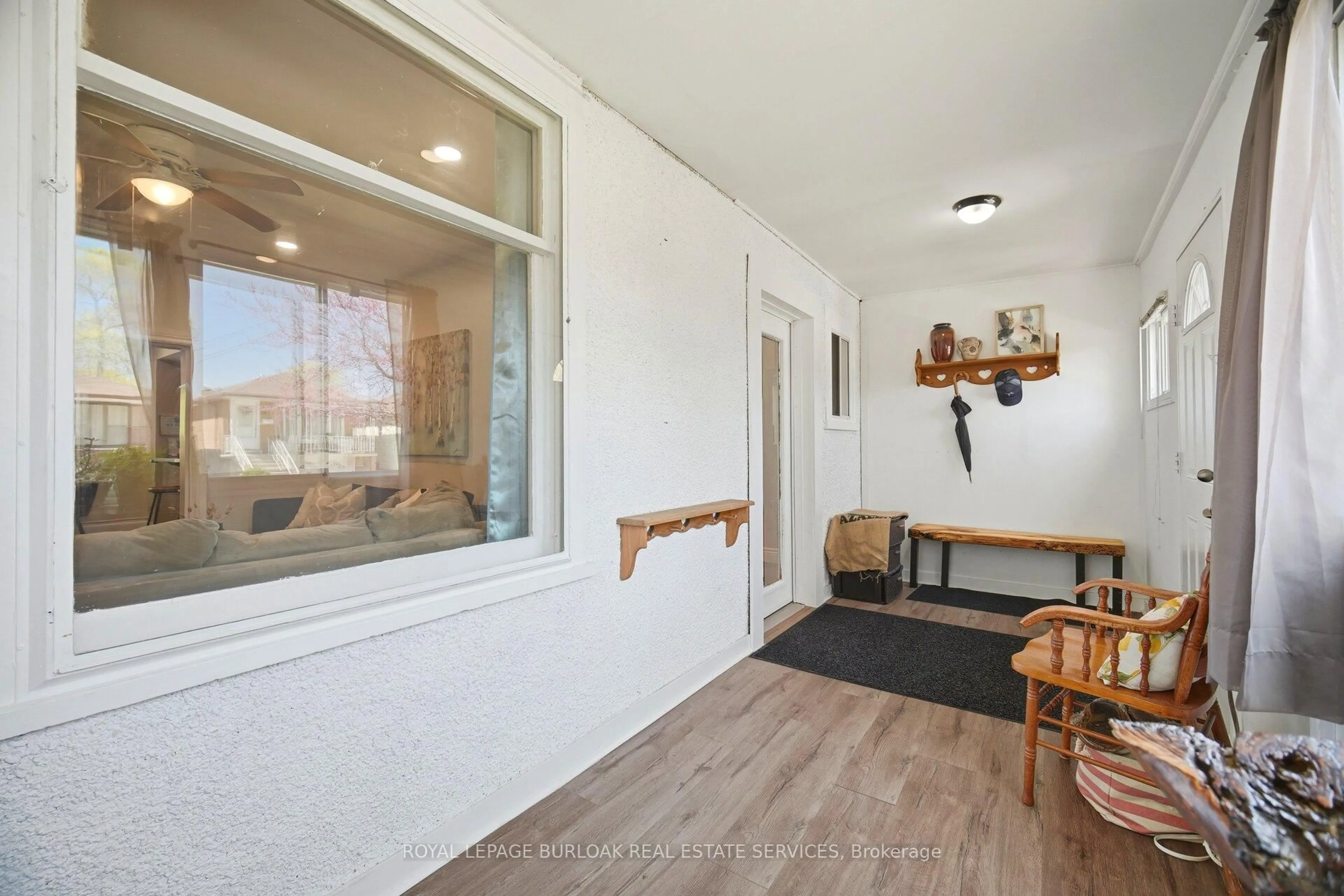 Indoor entryway for 83 Province St, Hamilton Ontario L8H 4H5