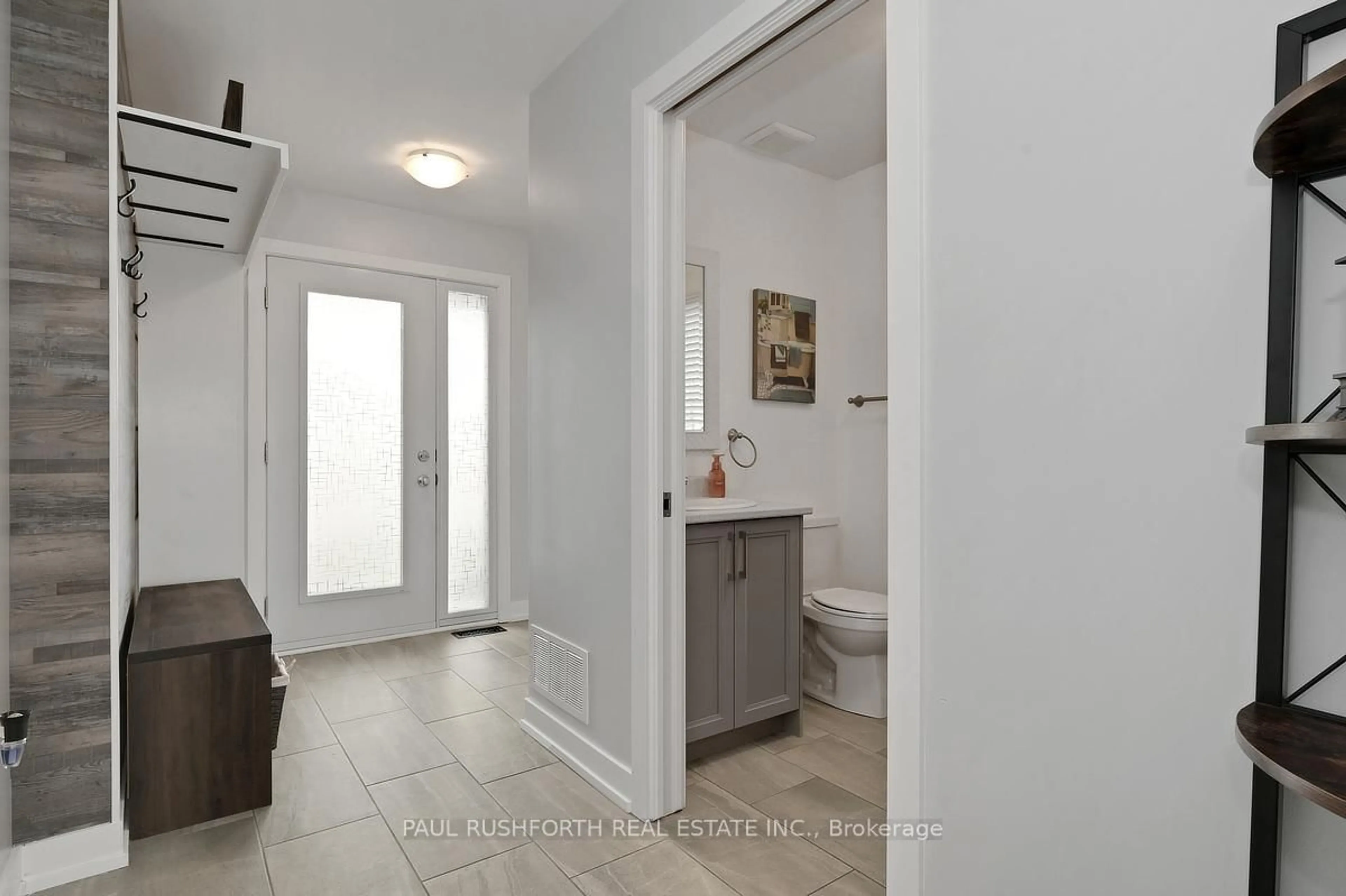 Indoor entryway for 338 Trillium Circ, Alfred and Plantagenet Ontario K0A 3K0