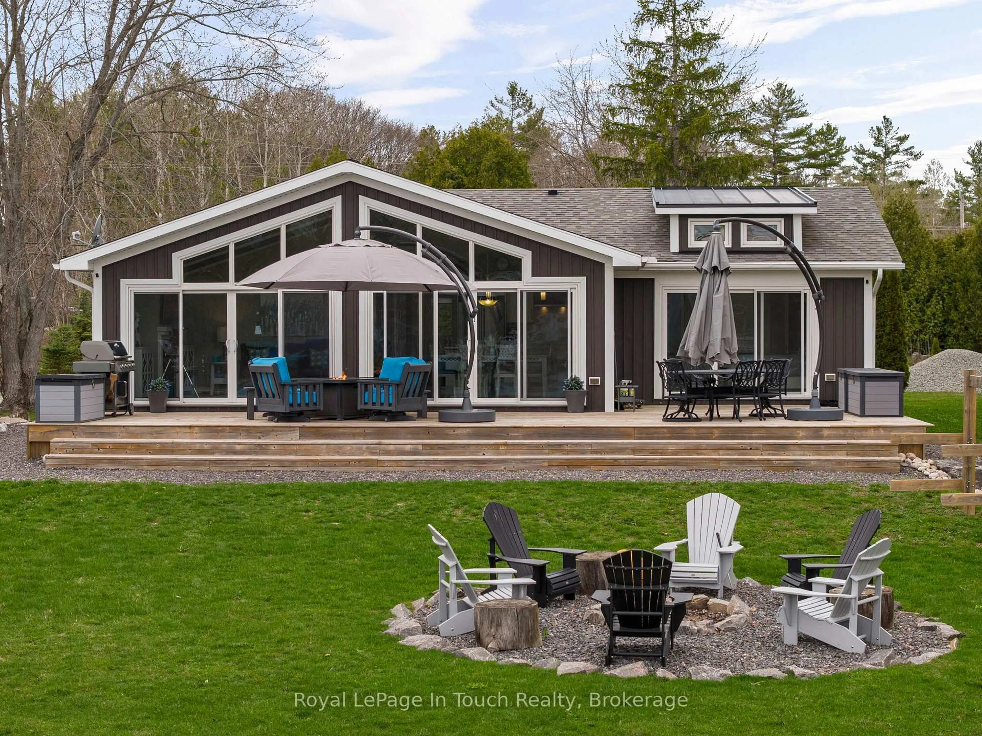 Home with vinyl exterior material, water/lake/river/ocean view for 110 Lone Pine Rd, Georgian Bay Ontario L0K 1S0