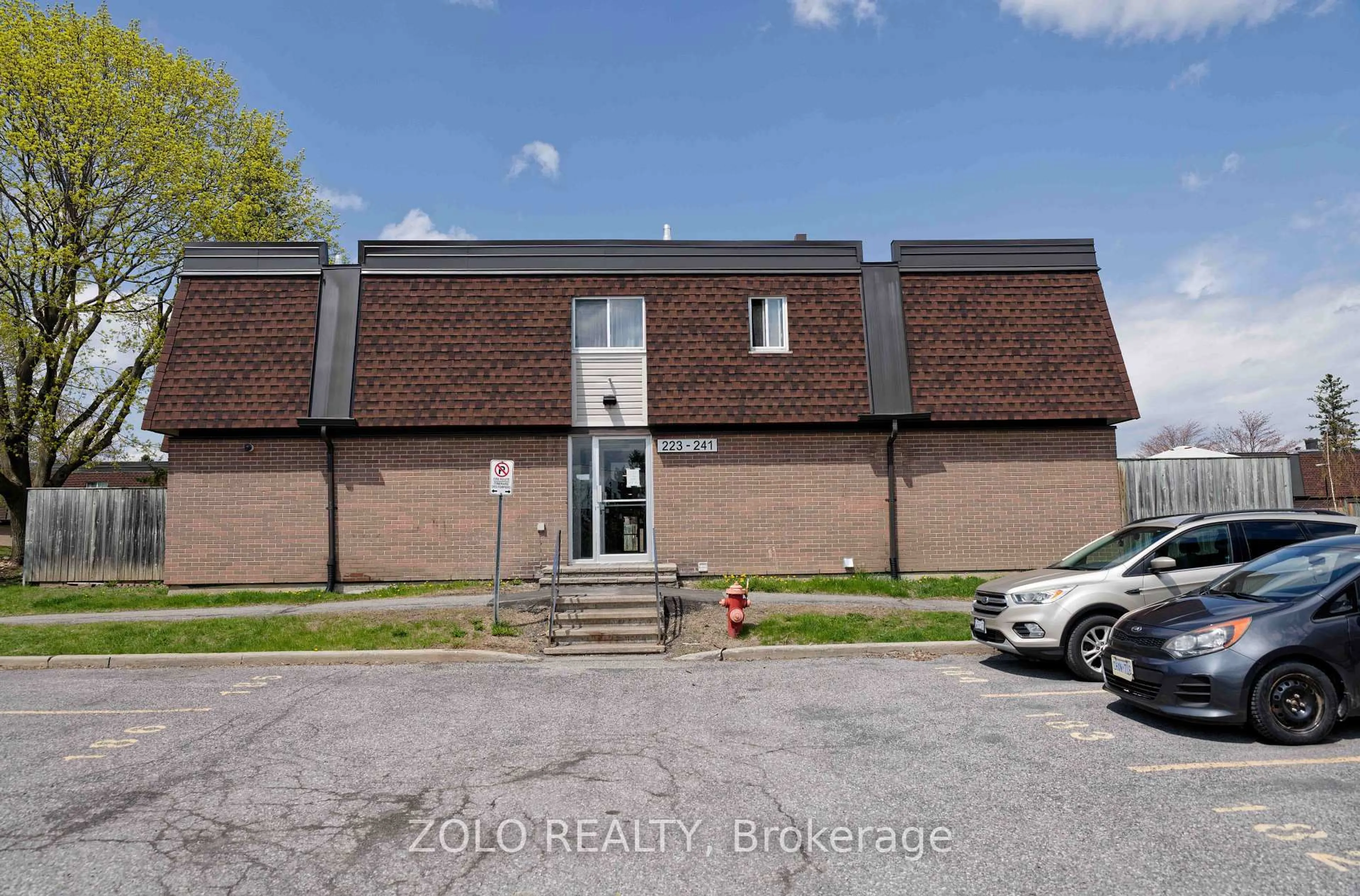 A pic from outside/outdoor area/front of a property/back of a property/a pic from drone, building for 241 Ridgepark Private #59, Ottawa Ontario K2G 1H1