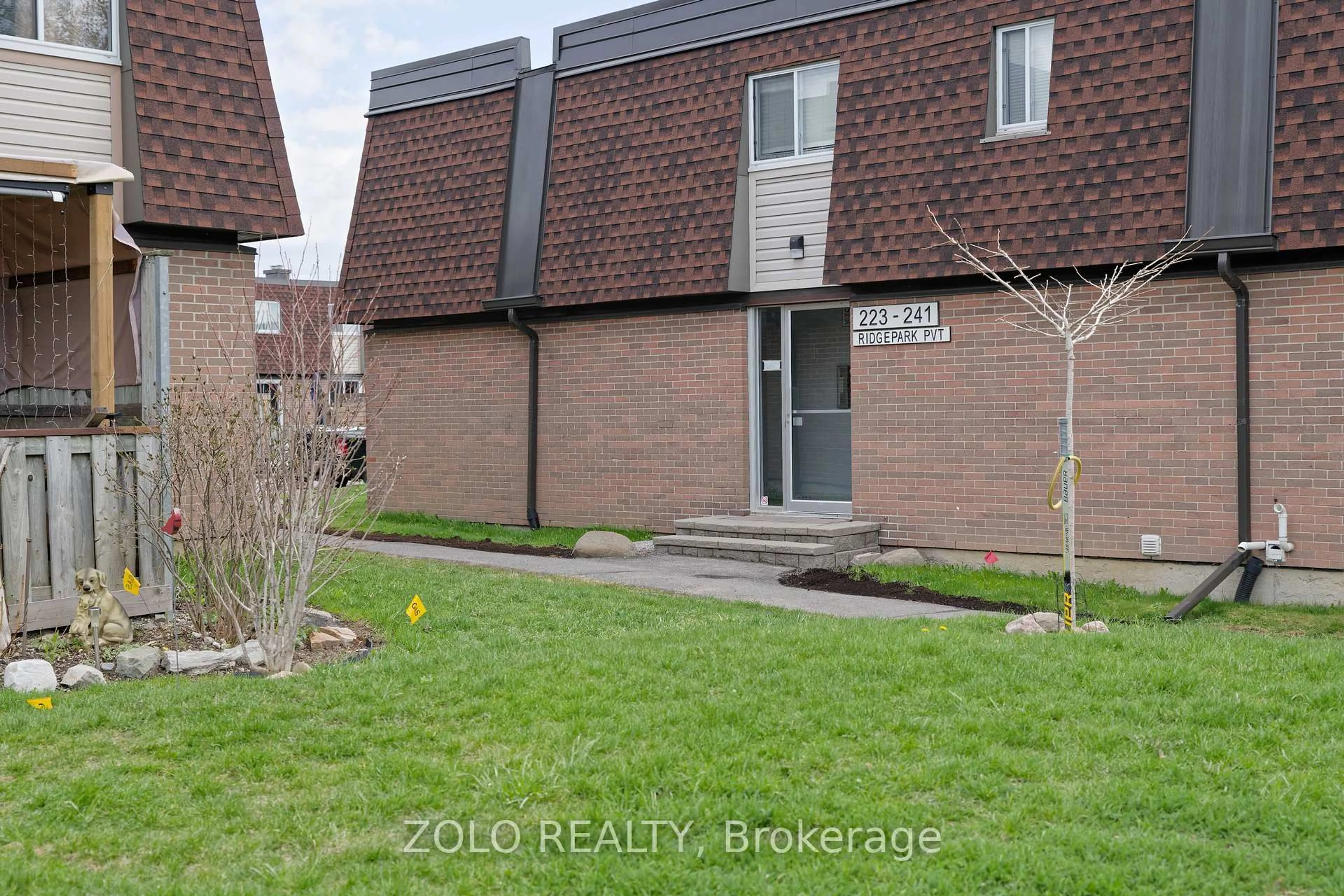 A pic from outside/outdoor area/front of a property/back of a property/a pic from drone, street for 241 Ridgepark Private #59, Ottawa Ontario K2G 1H1