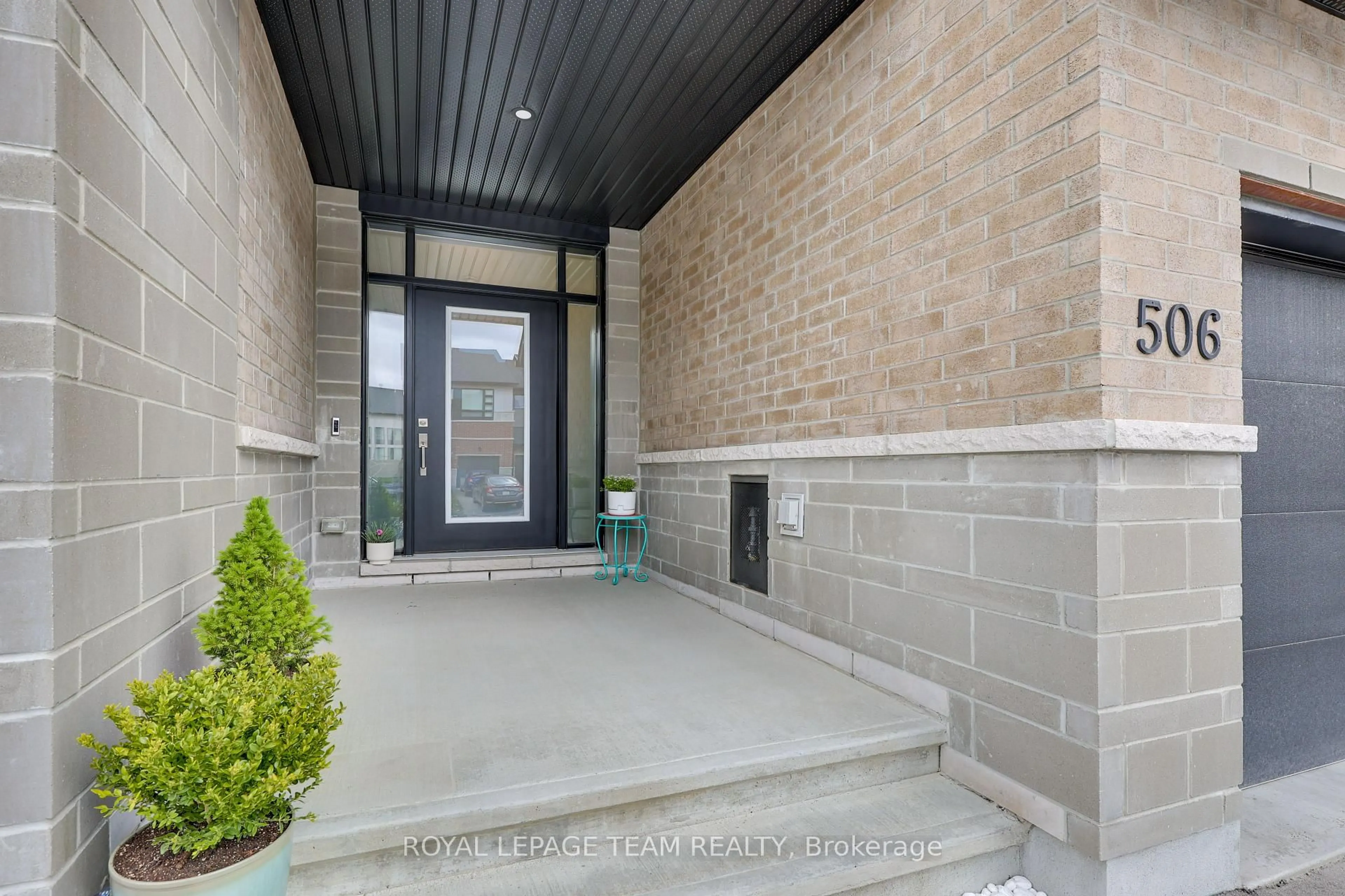 Indoor foyer for 506 Cobra Cres, Kanata Ontario K2V 0T6