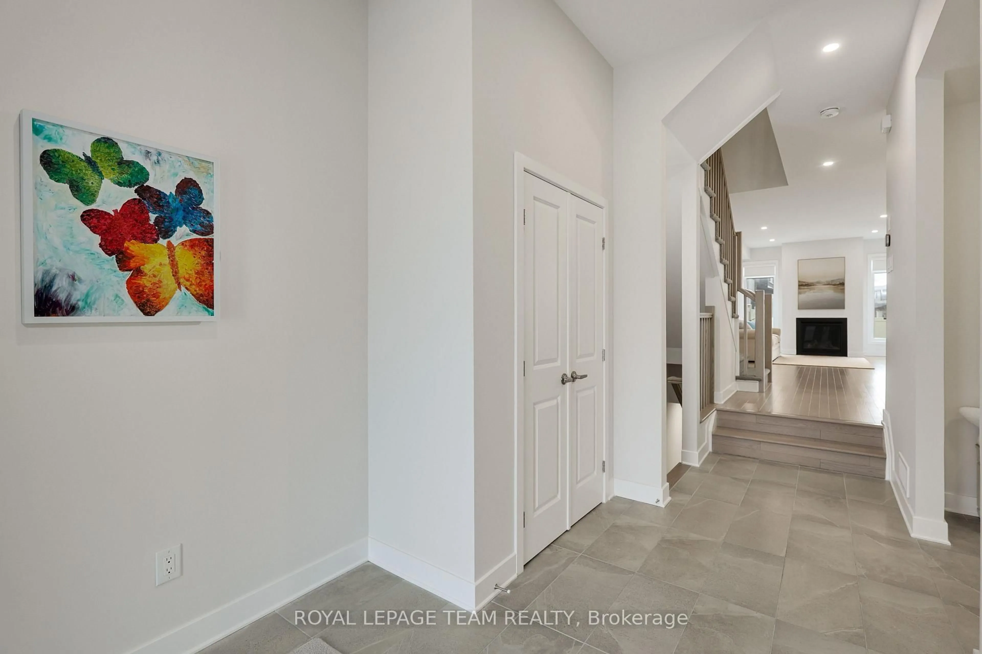 Indoor entryway for 506 Cobra Cres, Kanata Ontario K2V 0T6