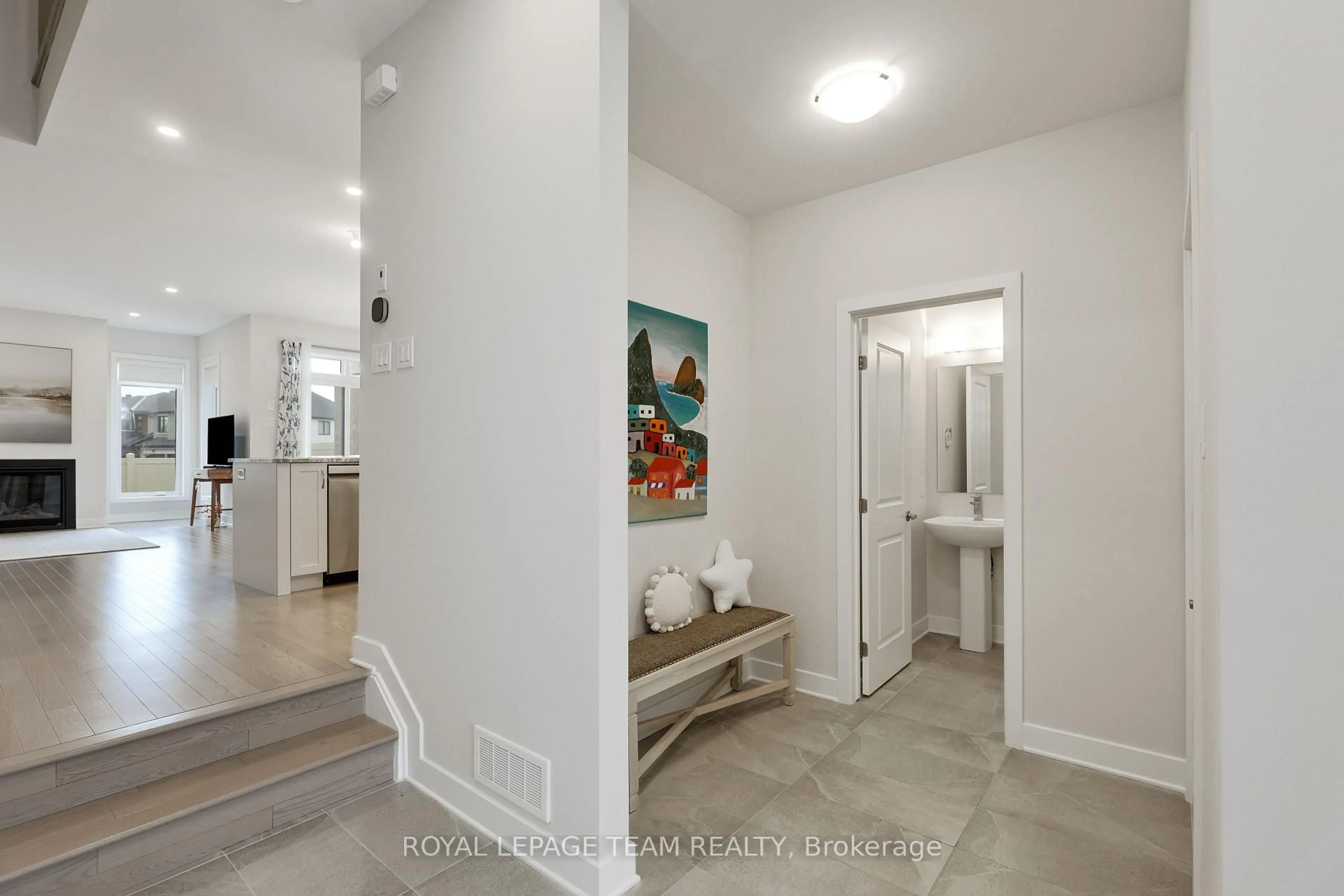 Indoor entryway for 506 Cobra Cres, Kanata Ontario K2V 0T6