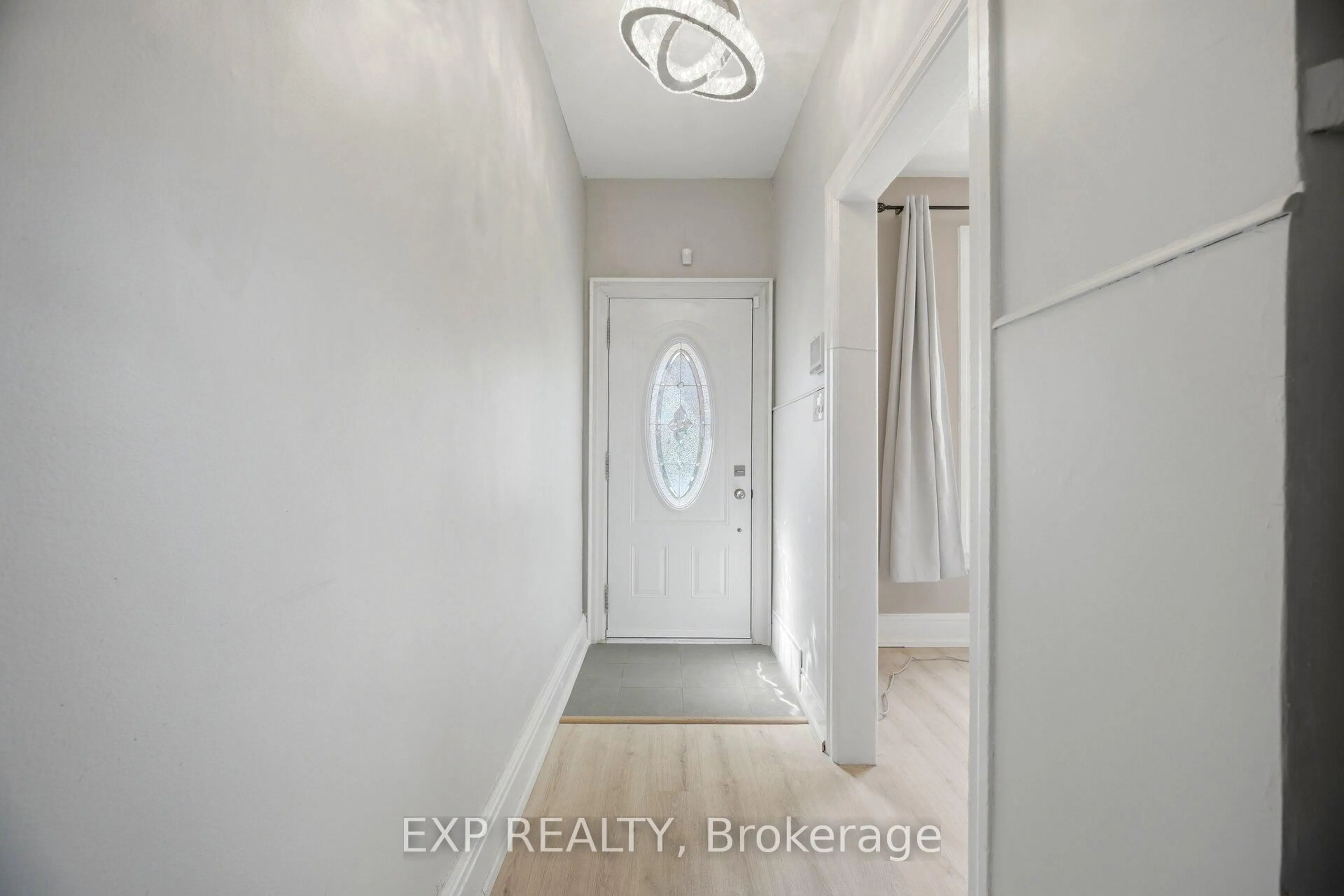 Indoor entryway for 38 Madison Ave, Hamilton Ontario L8L 5Y4