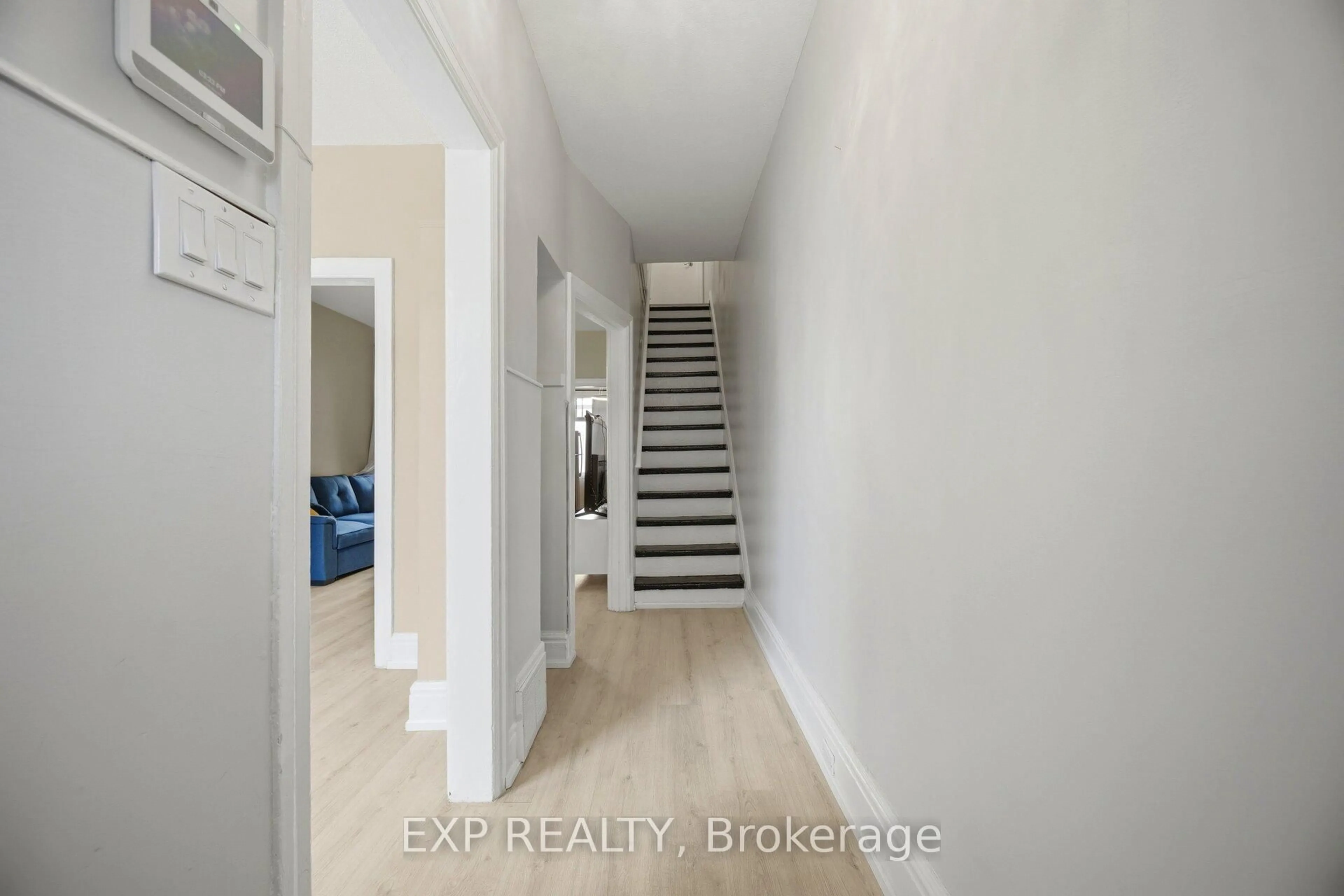 Indoor entryway for 38 Madison Ave, Hamilton Ontario L8L 5Y4