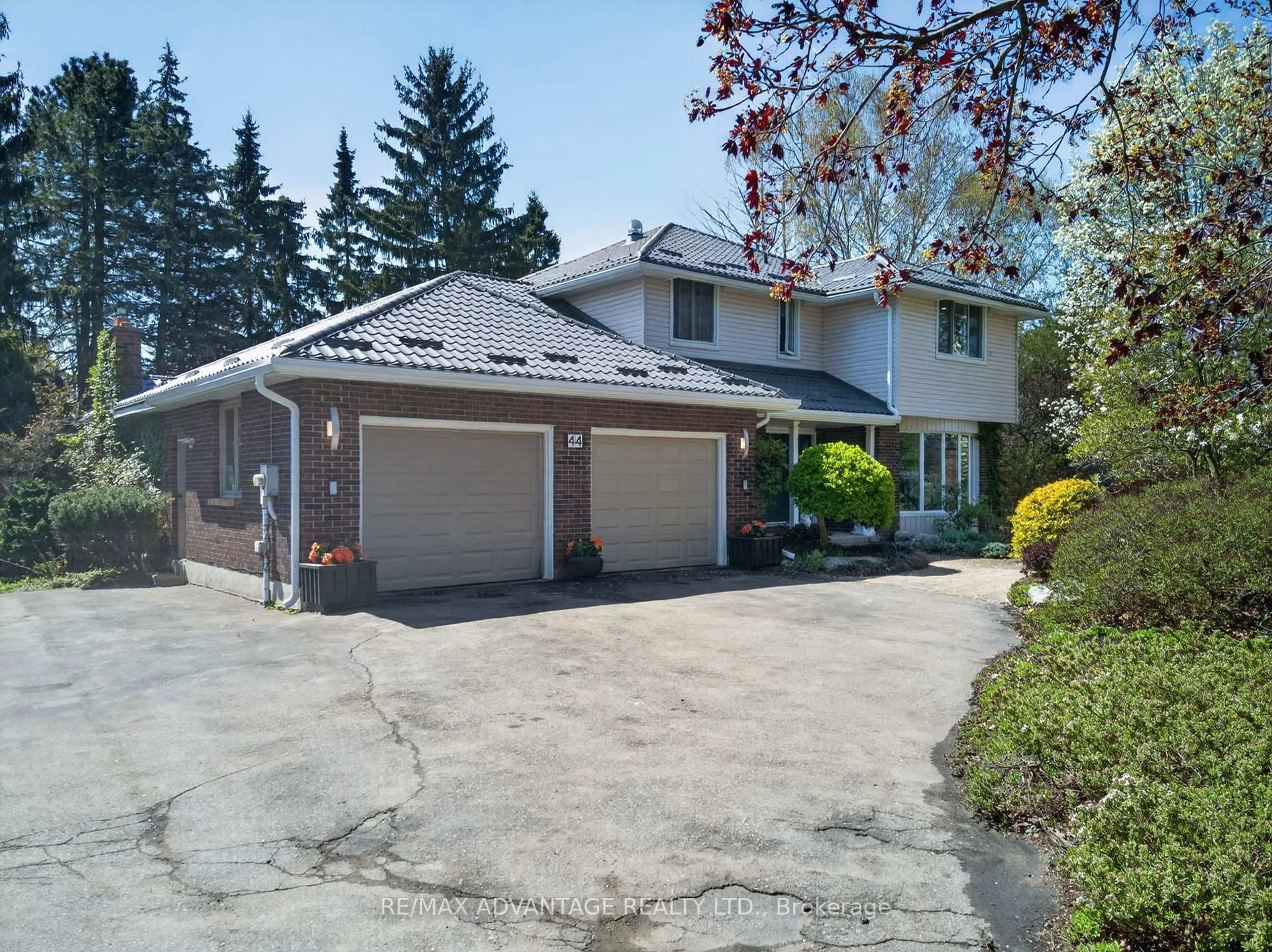 A pic from outside/outdoor area/front of a property/back of a property/a pic from drone, street for 44 Northcrest Dr, London North Ontario N5X 2V8