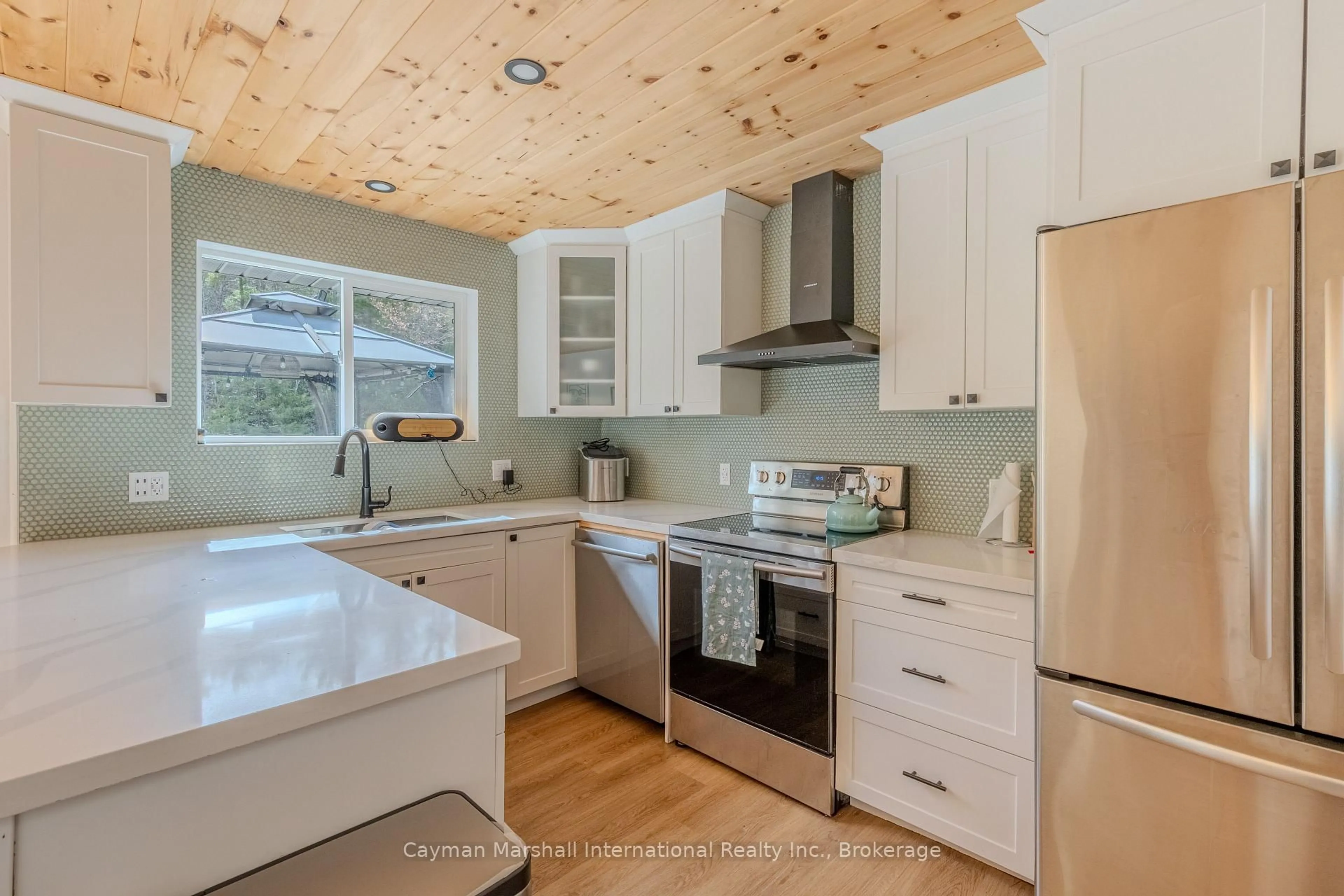 Open concept kitchen, wood/laminate floor for 35 B723 Island, The Archipelago Ontario P2A 2X1