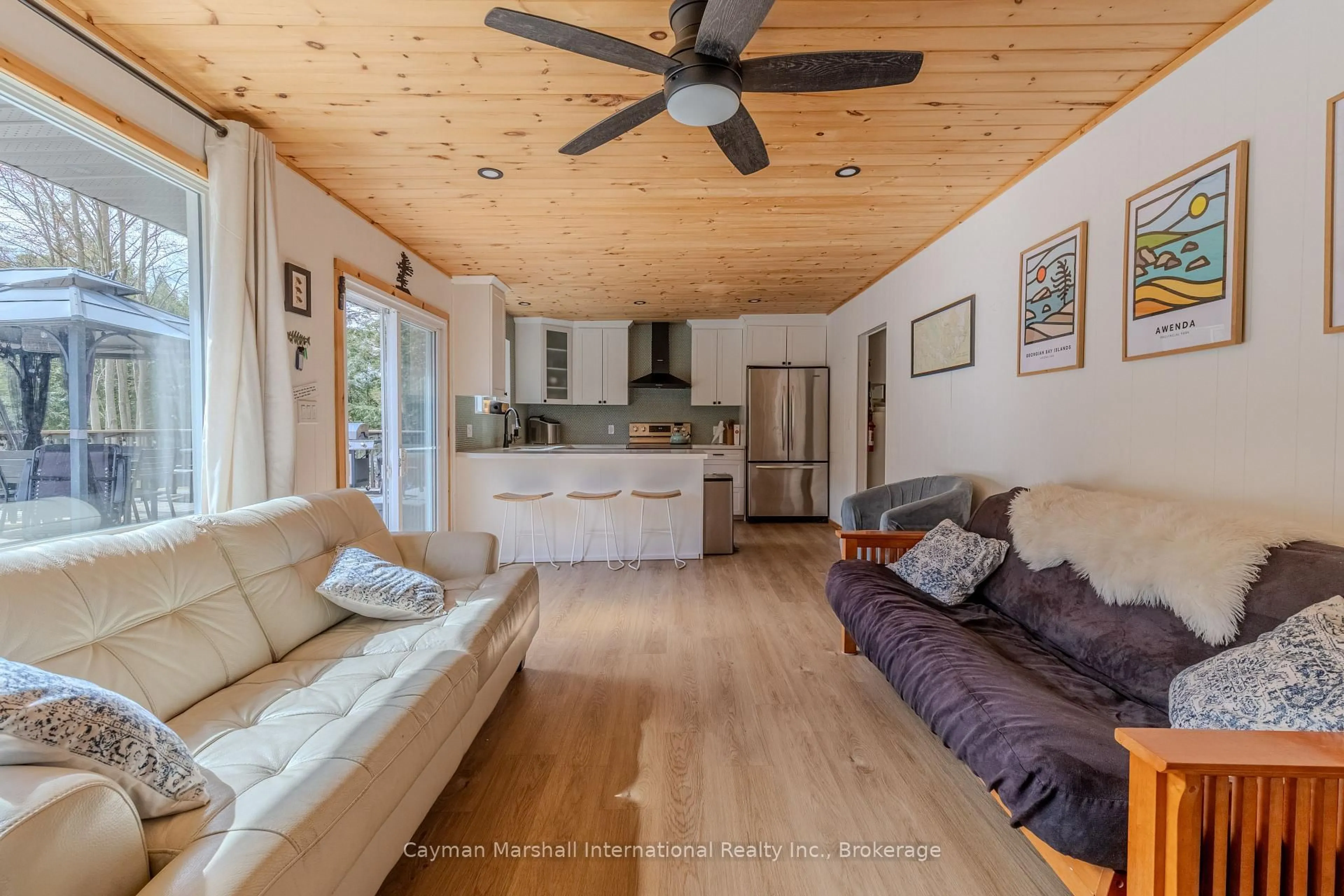 Living room with furniture, wood/laminate floor for 35 B723 Island, The Archipelago Ontario P2A 2X1