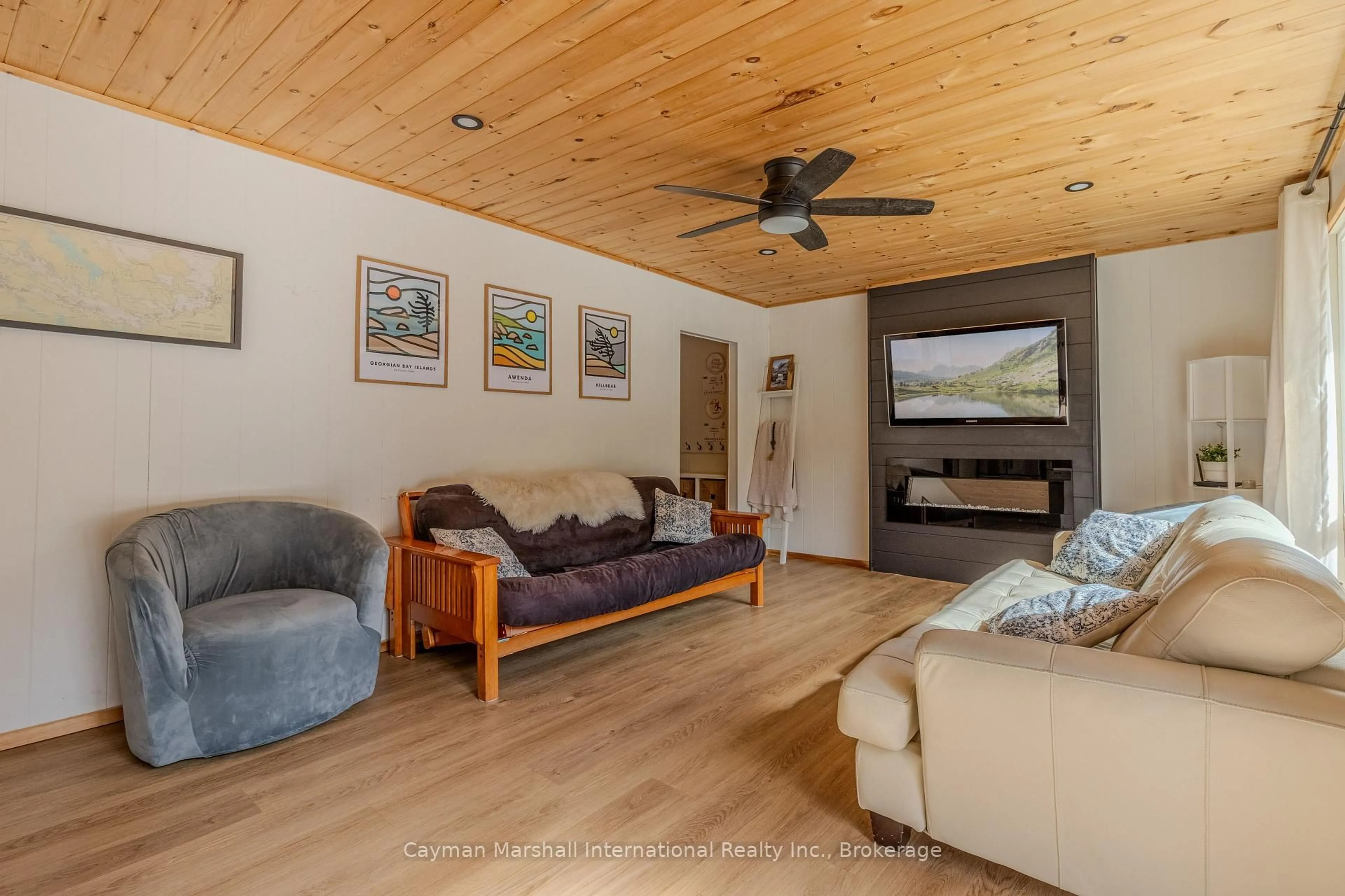 Living room with furniture, wood/laminate floor for 35 B723 Island, The Archipelago Ontario P2A 2X1
