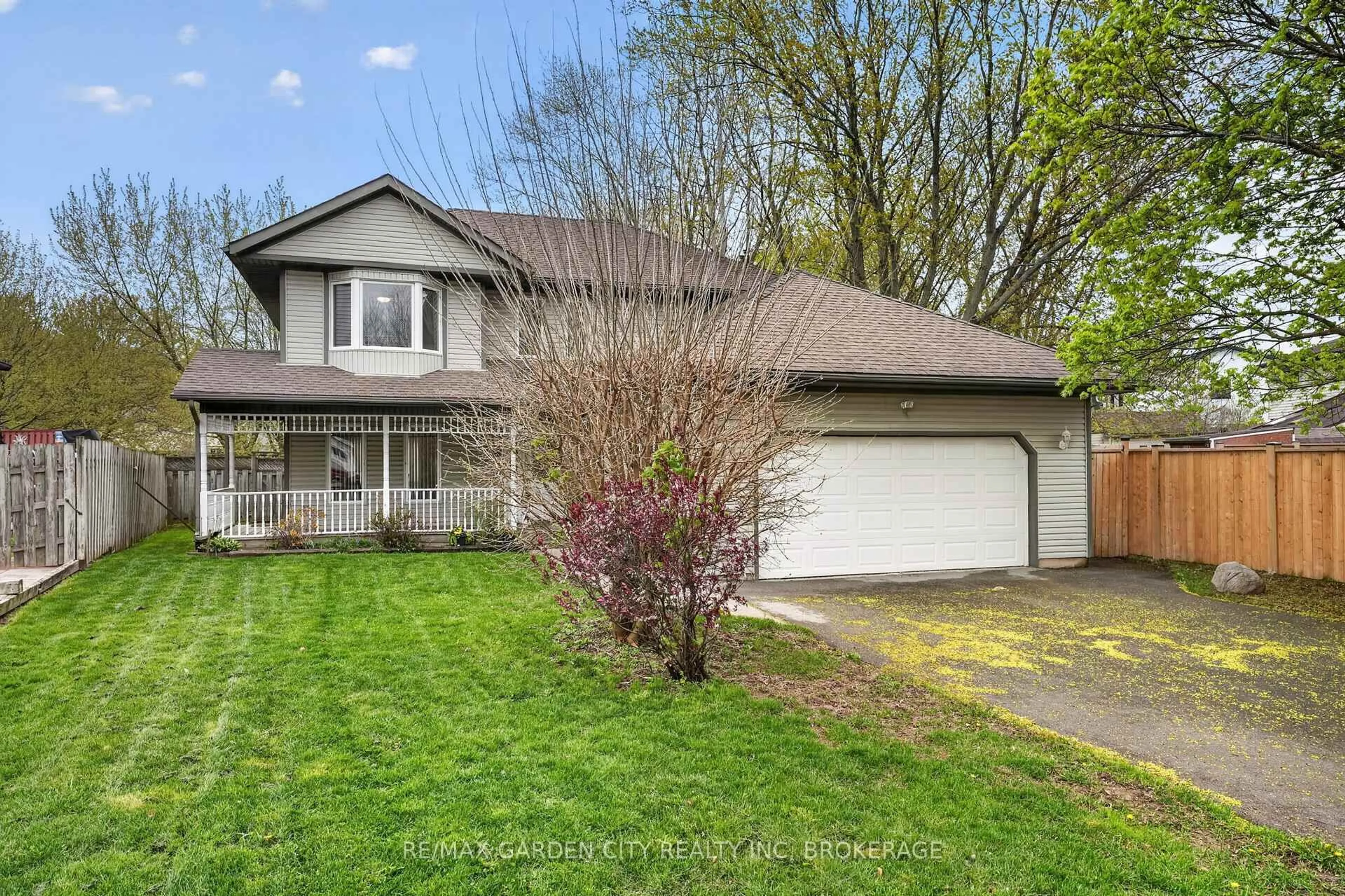 Home with vinyl exterior material, street for 8 Christina Crt, Welland Ontario L3C 7A7