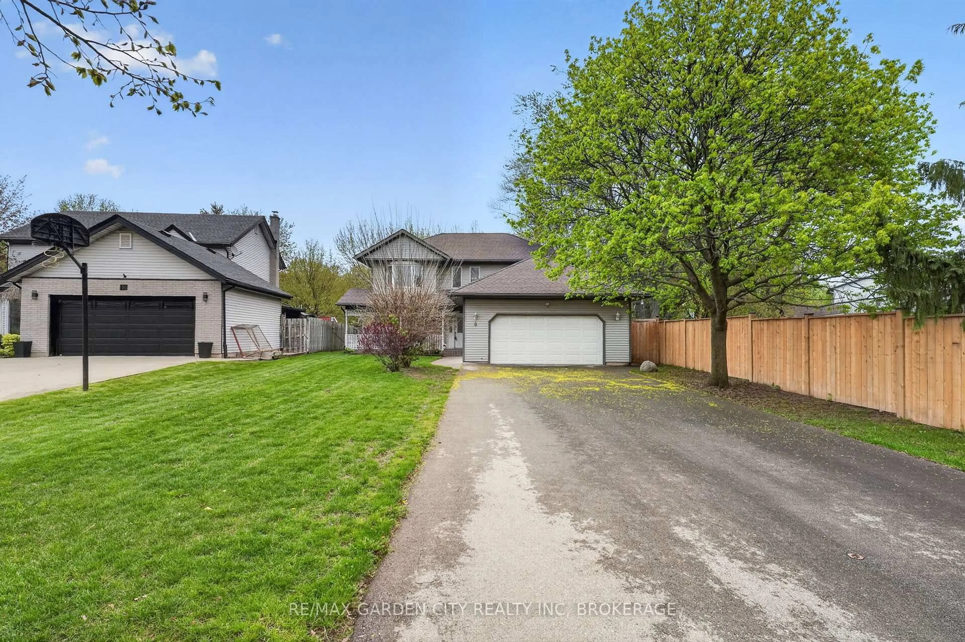 A pic from outside/outdoor area/front of a property/back of a property/a pic from drone, street for 8 Christina Crt, Welland Ontario L3C 7A7