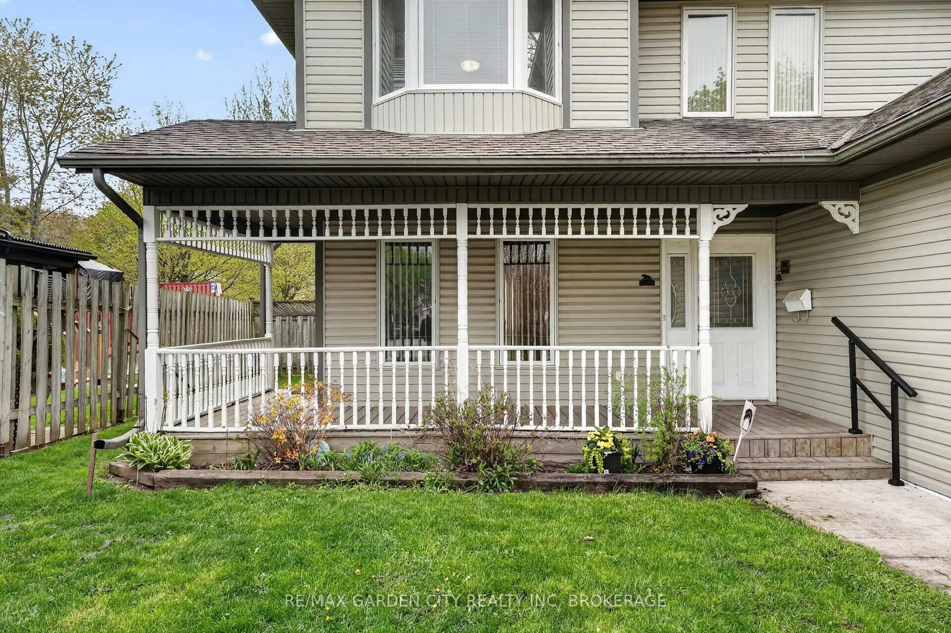 Home with vinyl exterior material, street for 8 Christina Crt, Welland Ontario L3C 7A7