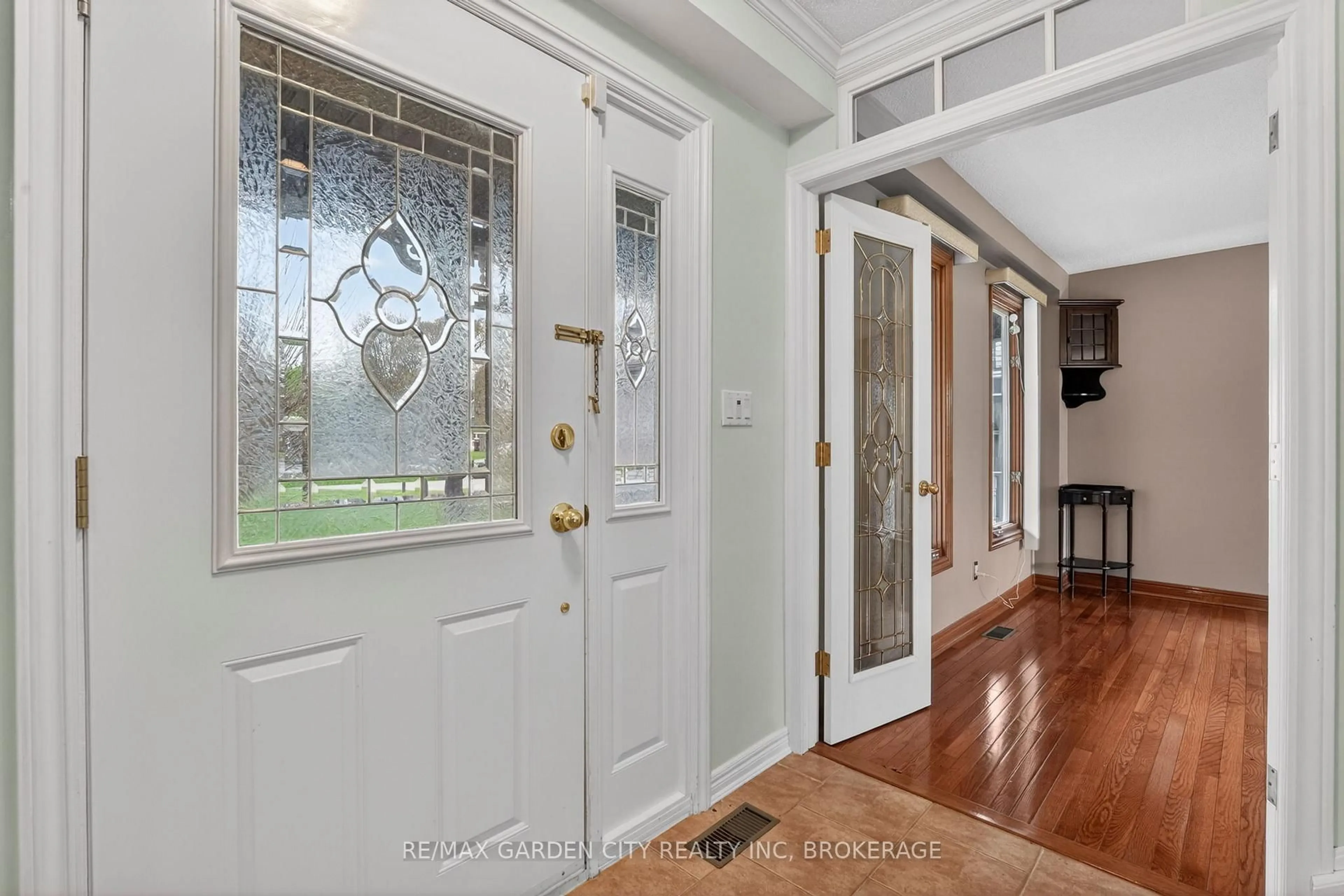 Indoor entryway for 8 Christina Crt, Welland Ontario L3C 7A7