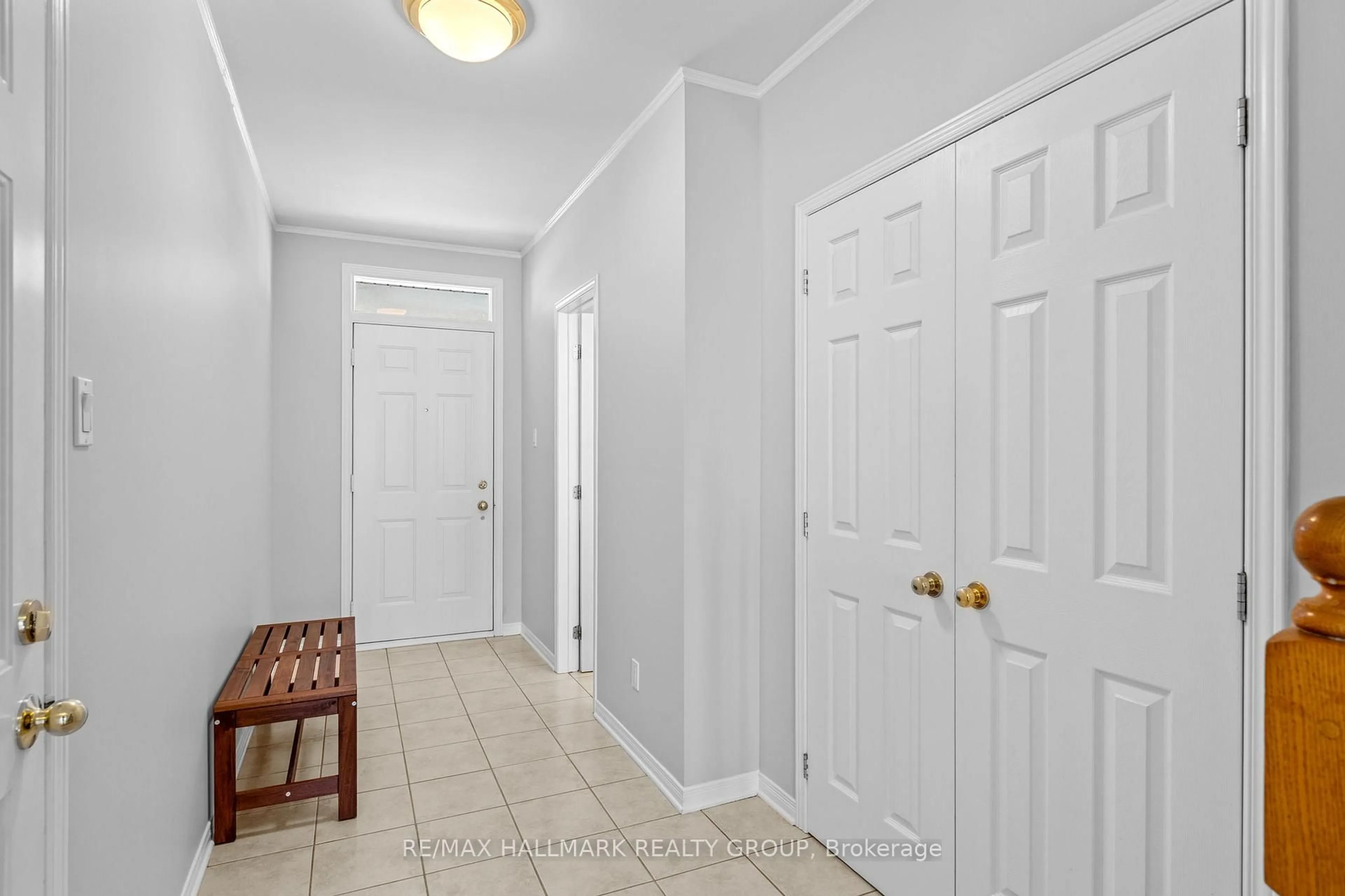 Indoor entryway for 16 Maxton Private, Ottawa Ontario K1J 1J2