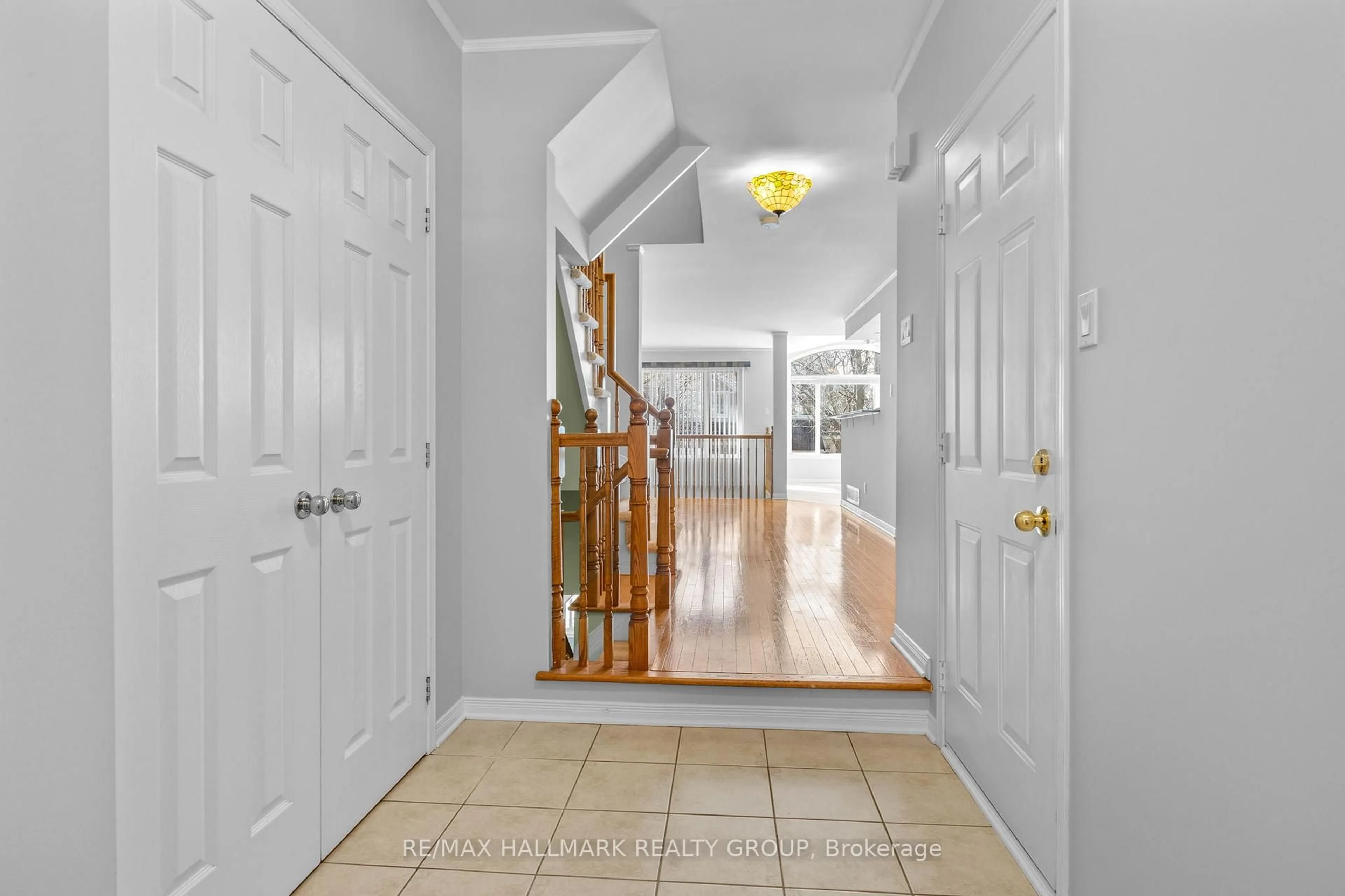 Indoor foyer for 16 Maxton Private, Ottawa Ontario K1J 1J2