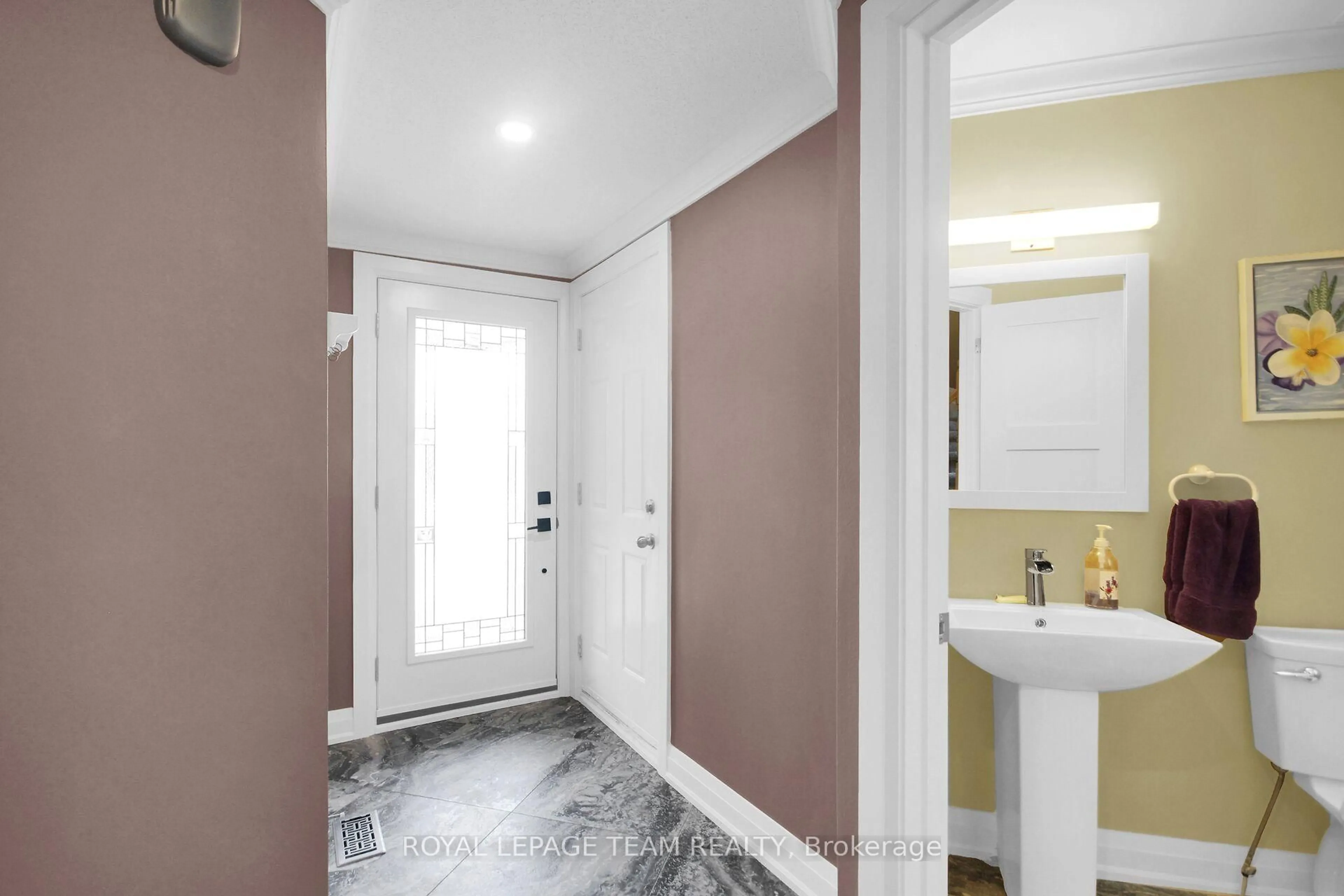 Indoor entryway for 18 Longshire Circ, Ottawa Ontario K2J 4K7